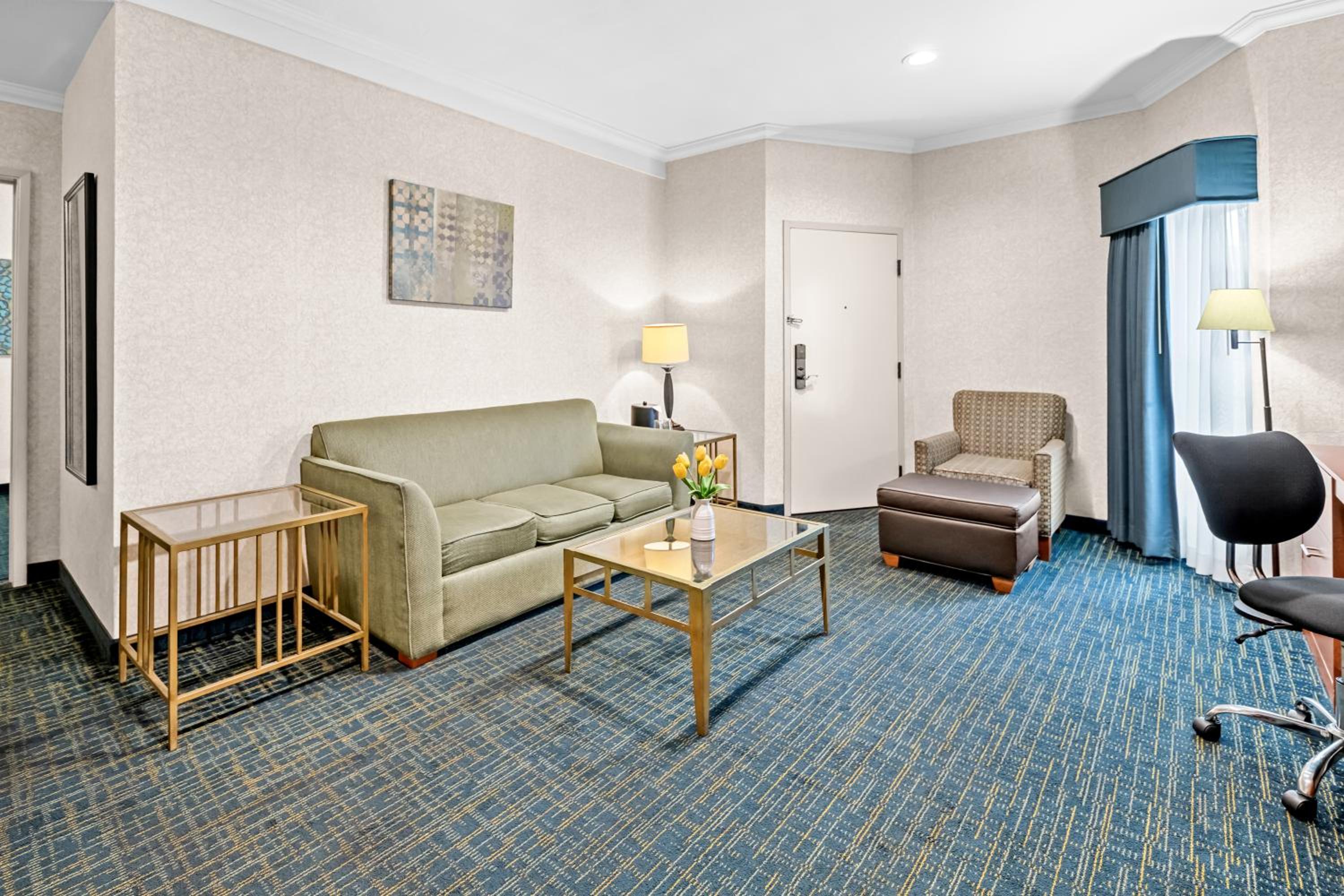 Suite Room with Three Queen Beds photo 2