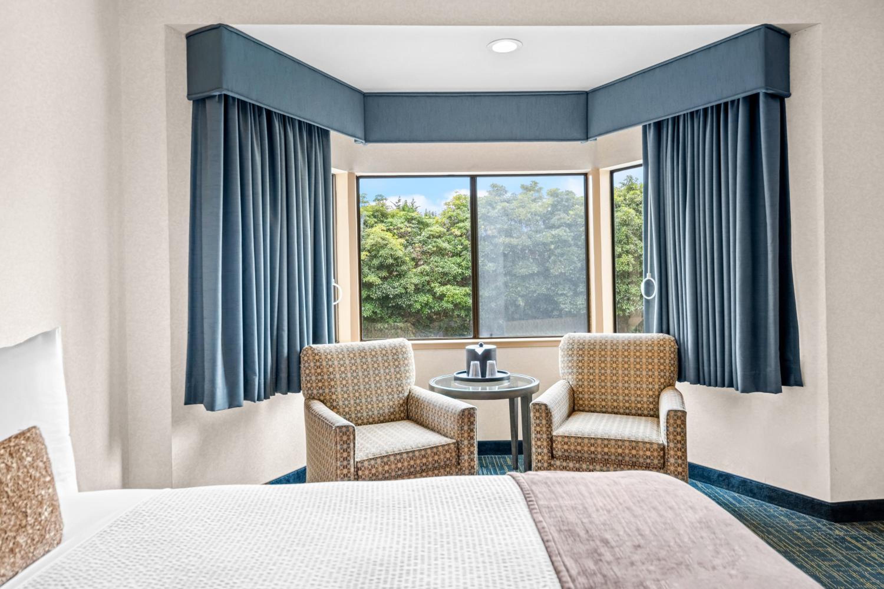 Queen Room with Two Queen Beds - Non-Smoking - Photo 10