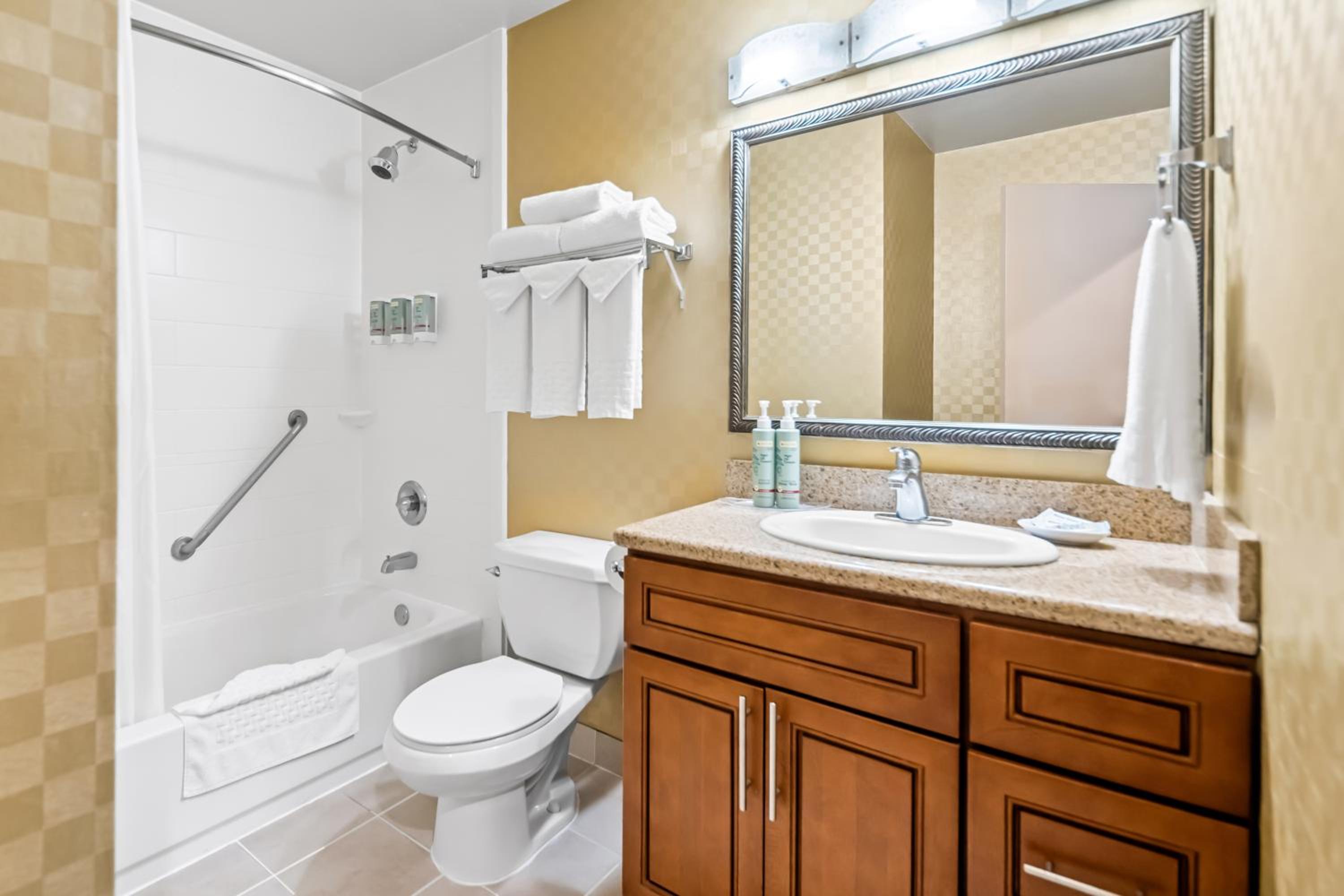 King Suite - Non-Smoking - Photo 3