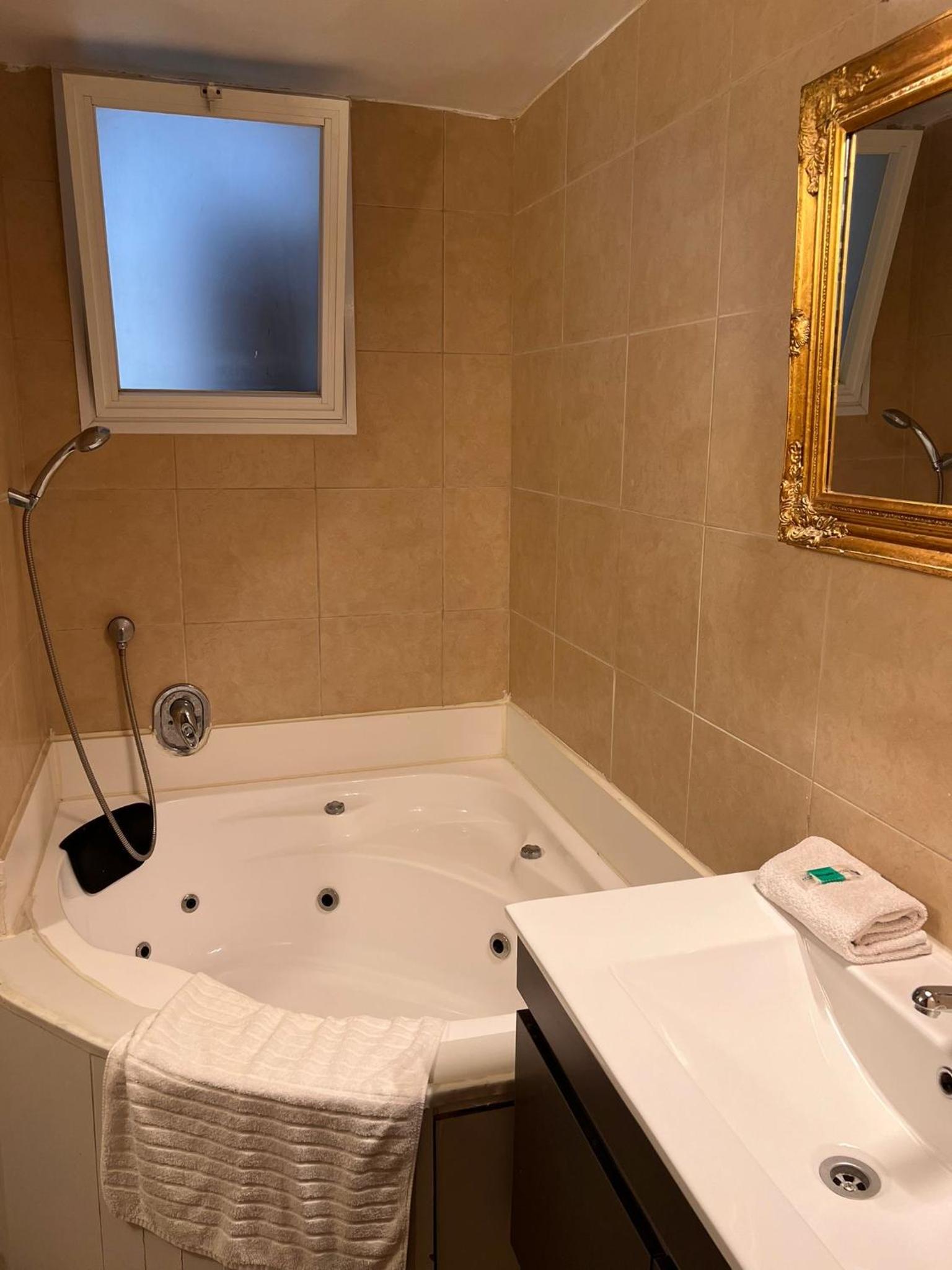 King Room with Spa Bath and Balcony - Photo 3