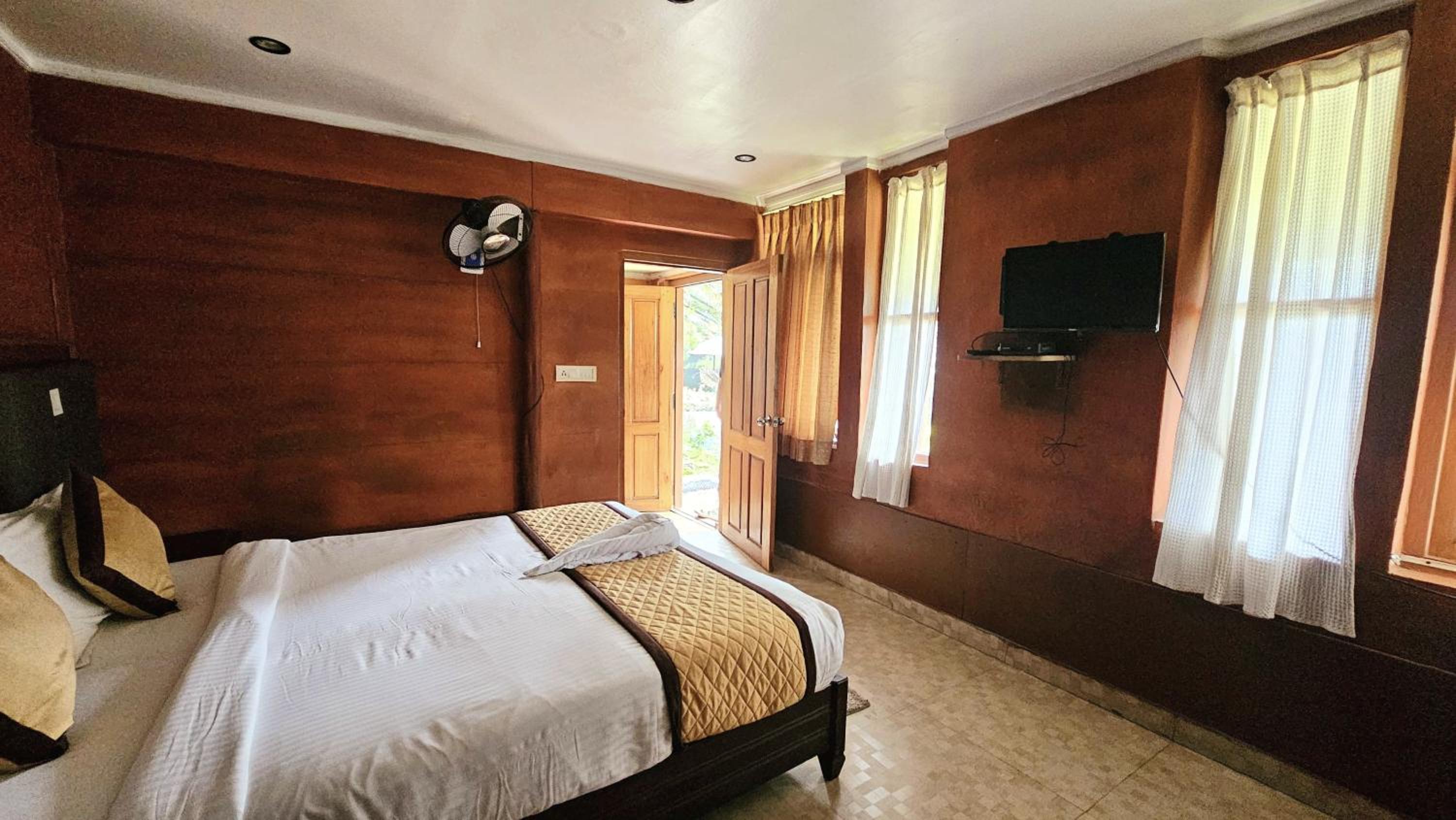 Deluxe Queen Suite photo 2