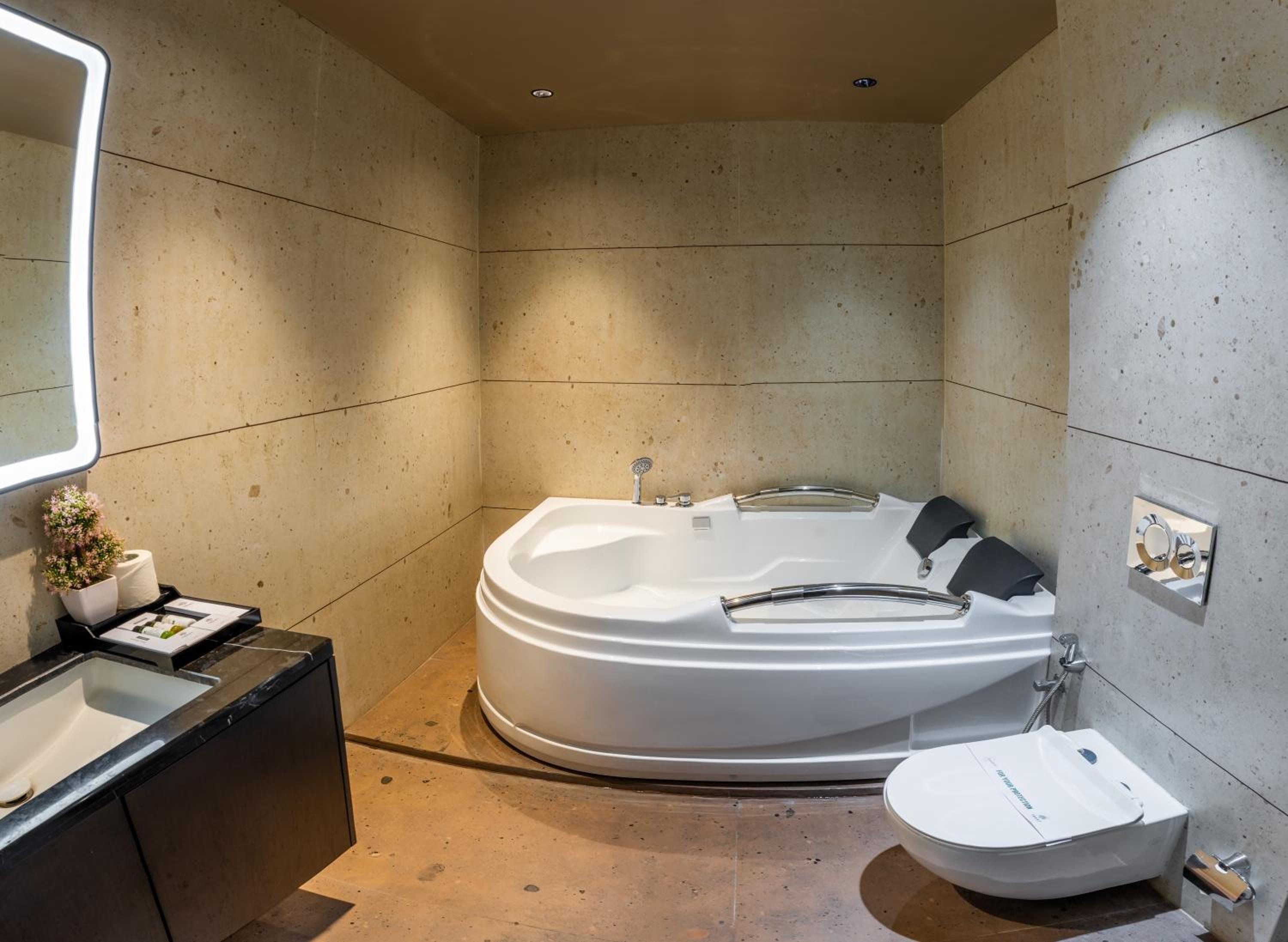 Deluxe Double Room with Bath photo