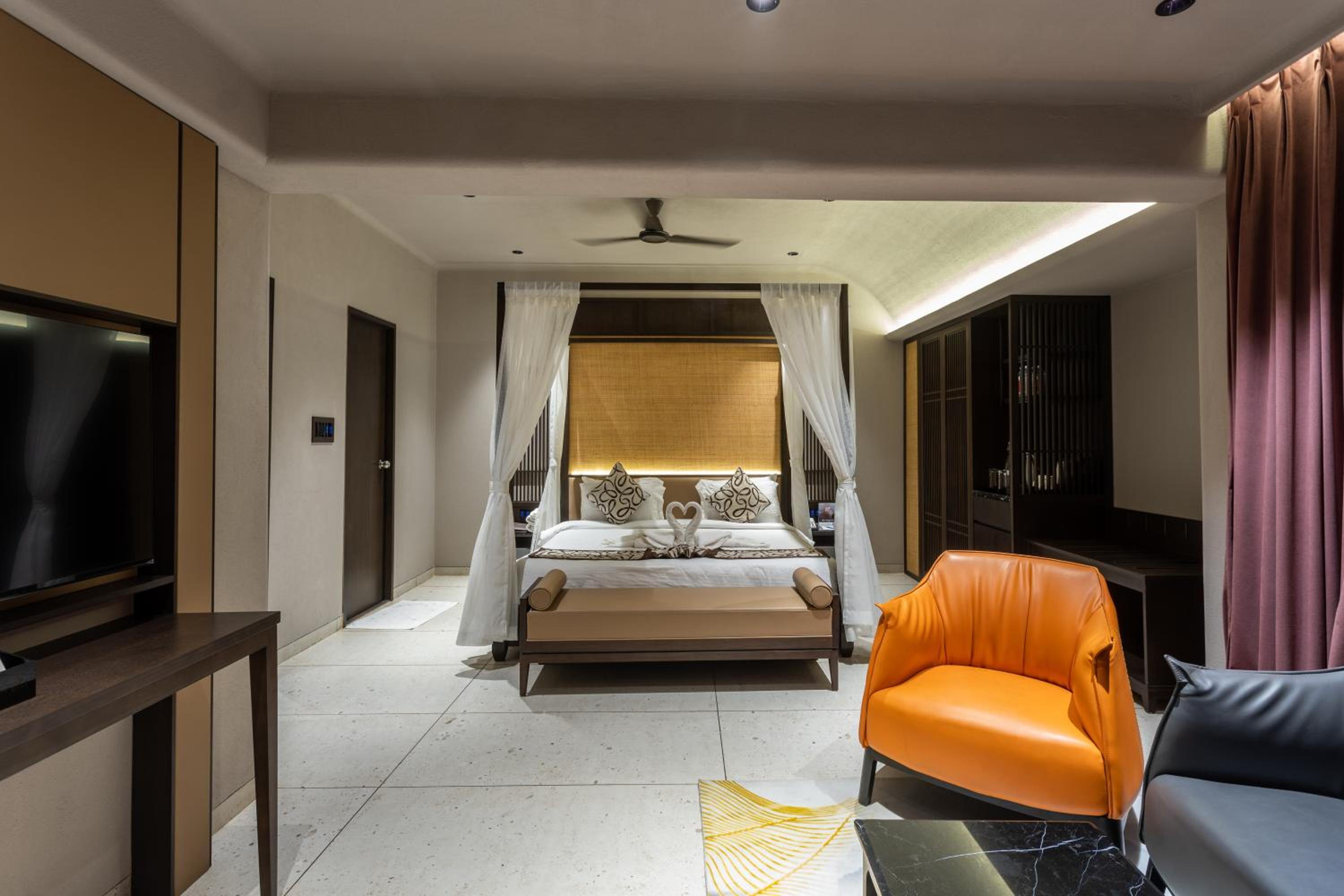 Deluxe Double Room with Bath Deluxe Double Room with Bath