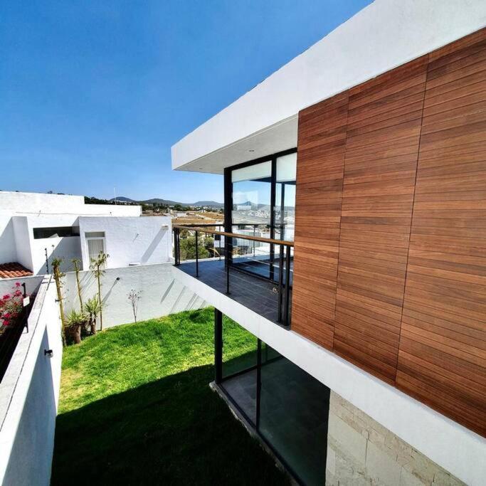 Three-Bedroom House photo 2