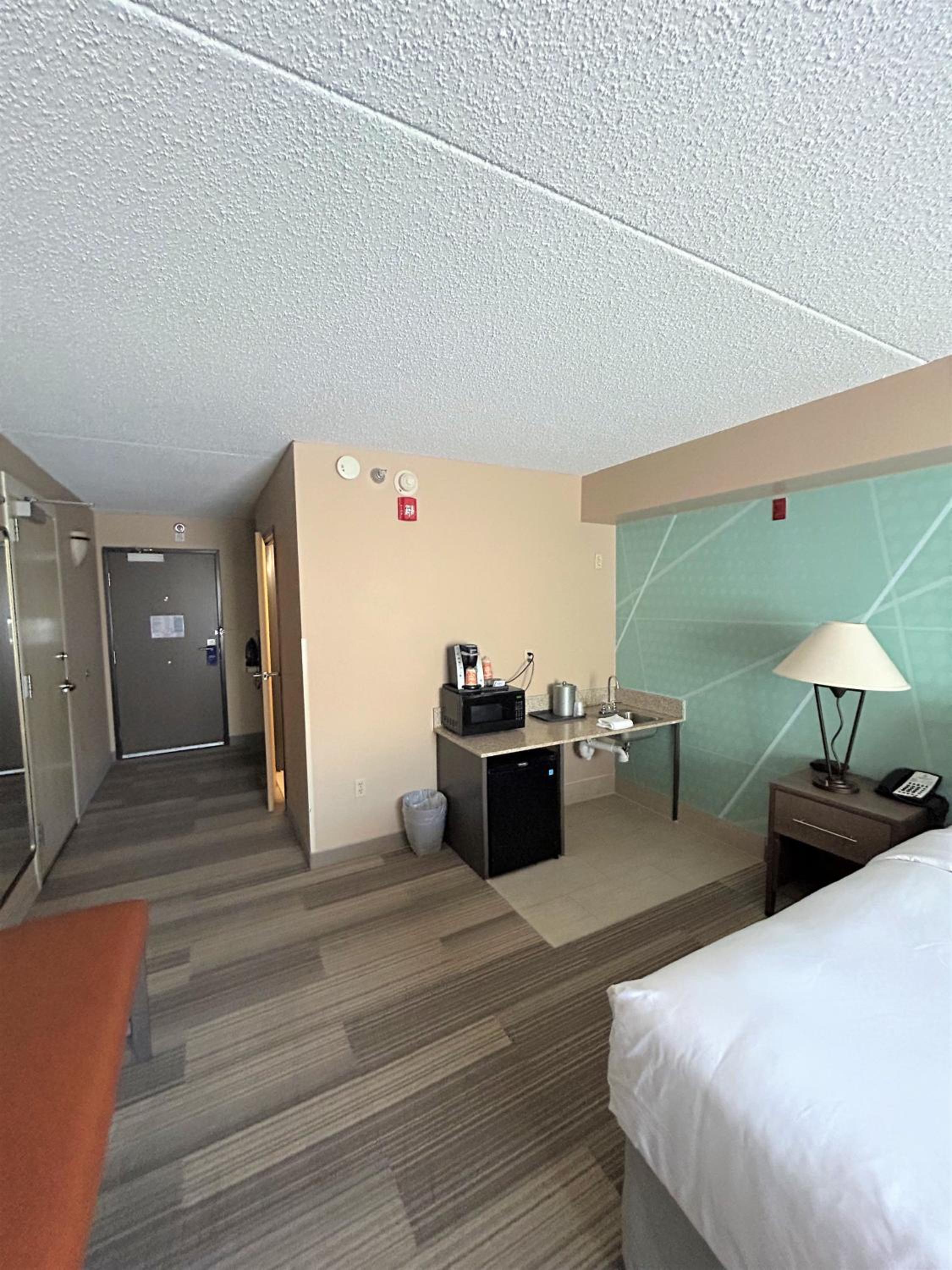 King Room - Accessible/Non Smoking - Photo 3