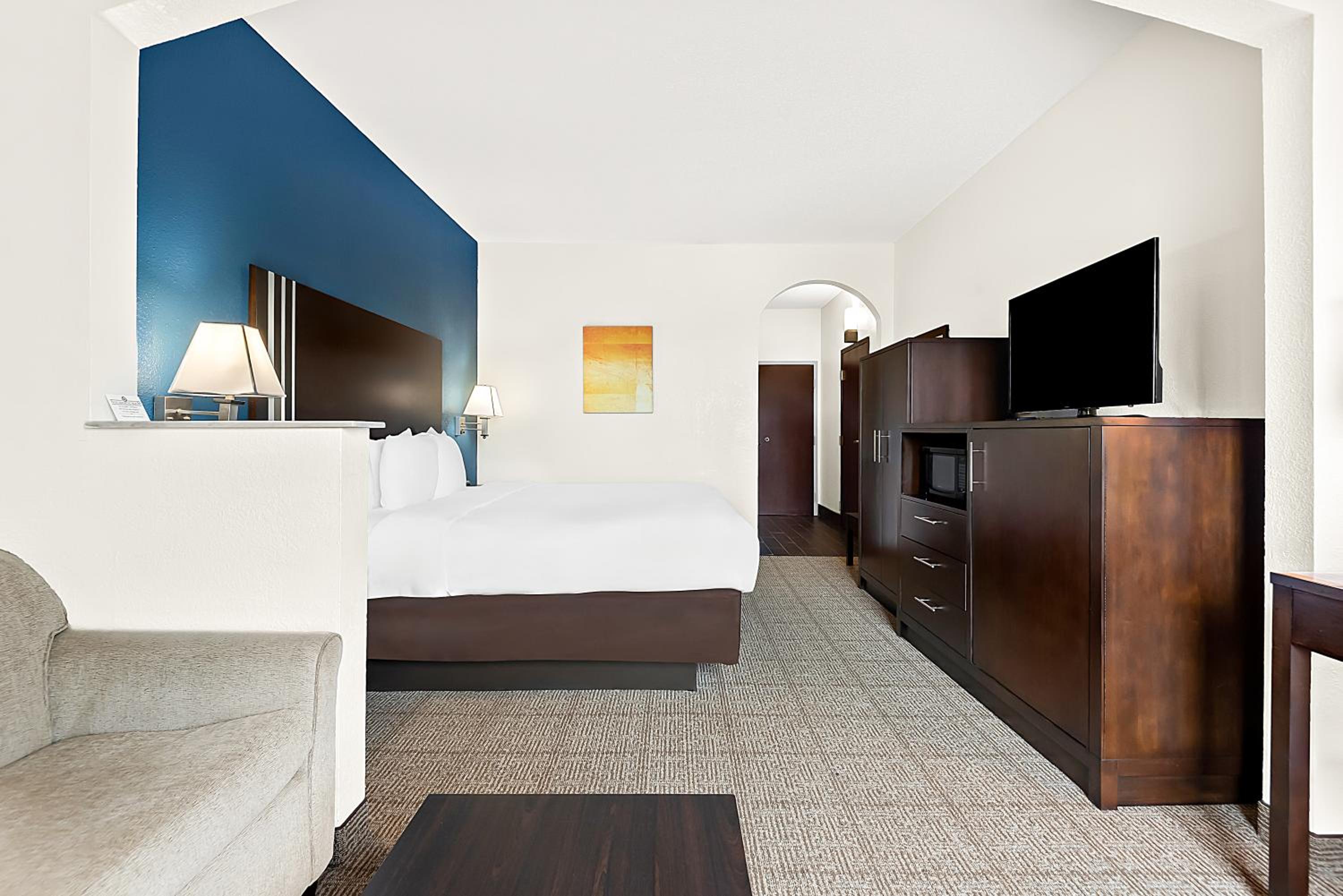 King Suite - Accessible/Non-Smoking - Photo 2
