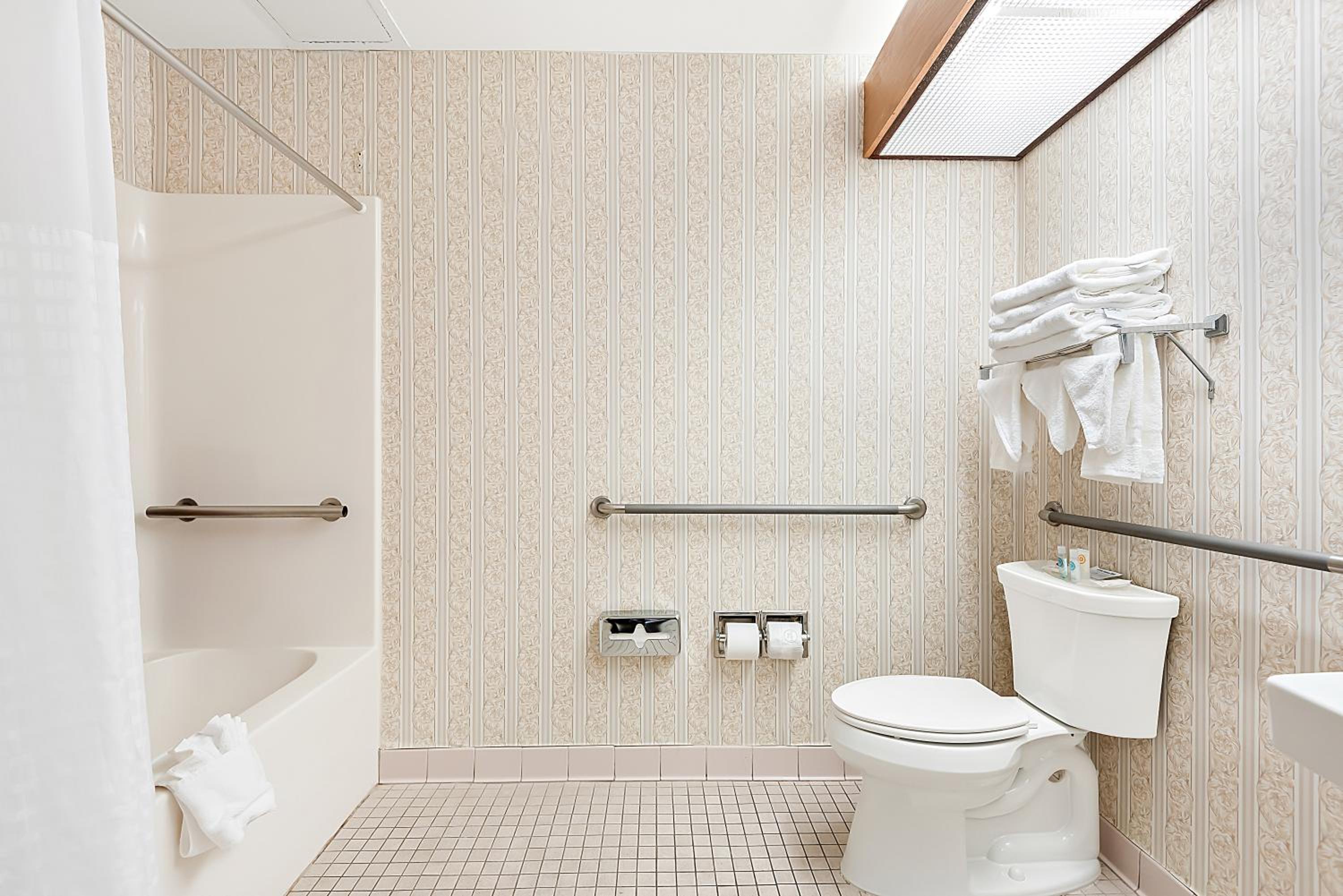 King Suite - Accessible/Non-Smoking - Photo 4