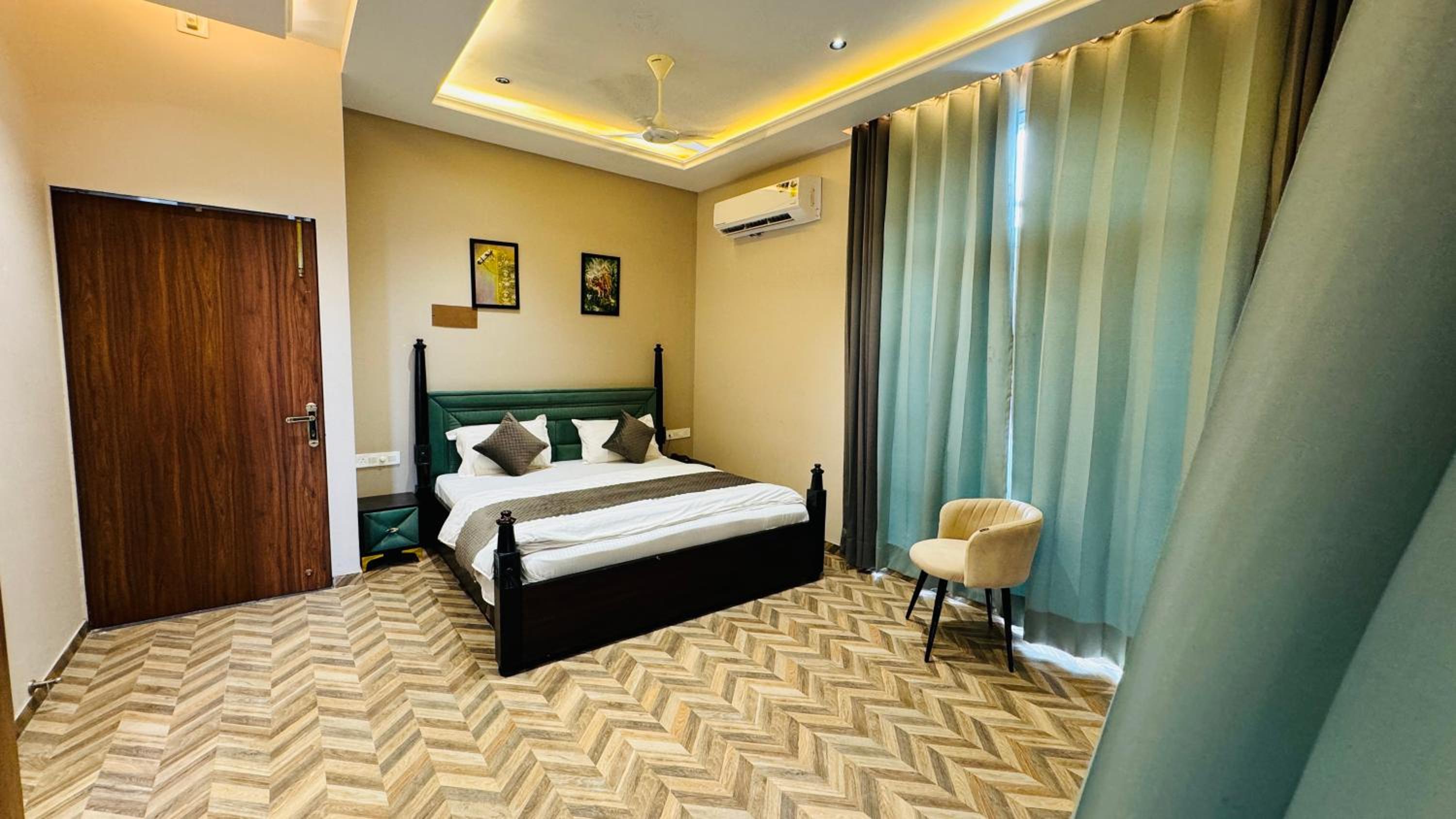 Suite with Mountain View