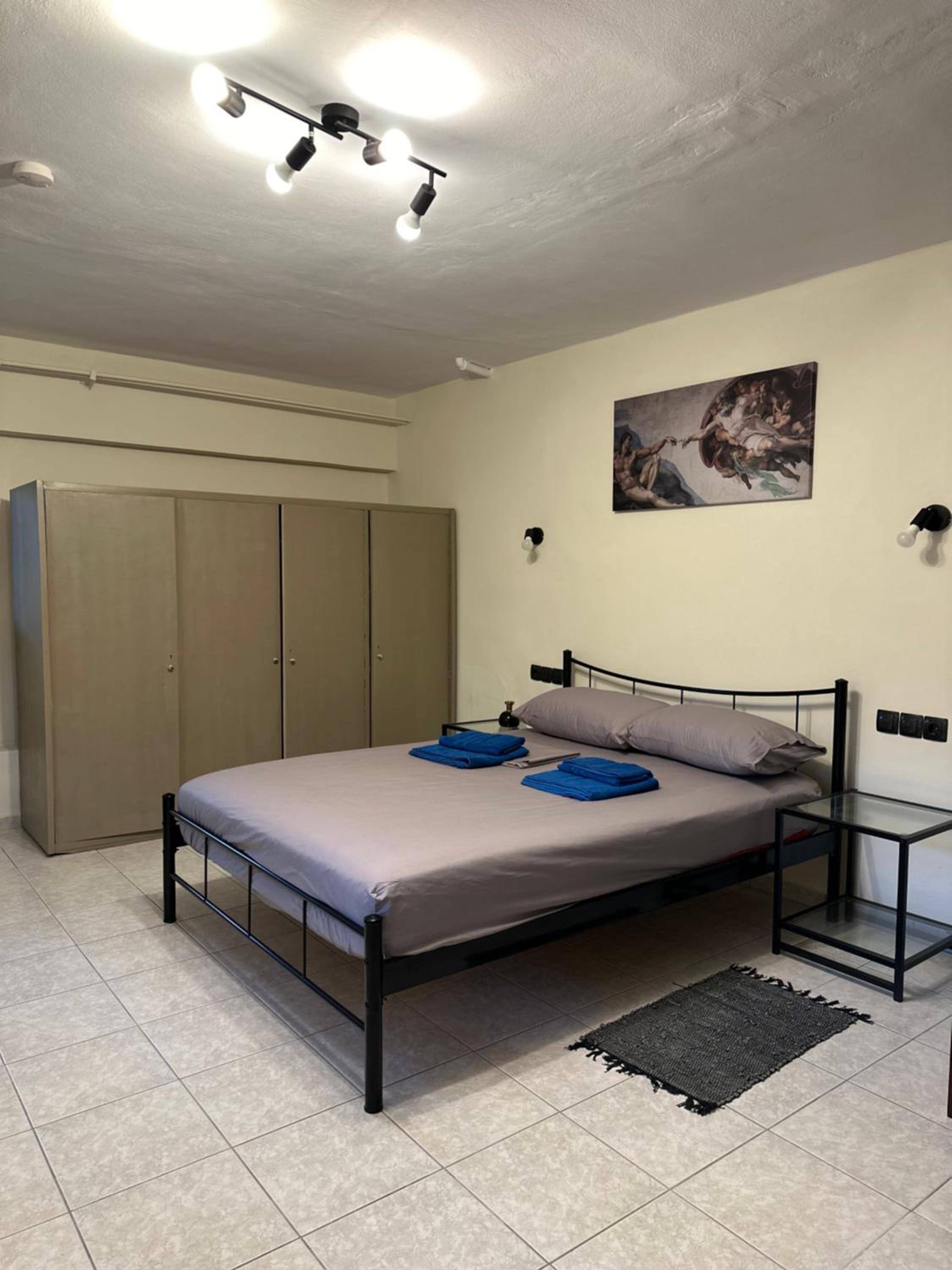 One-Bedroom Apartment photo 1