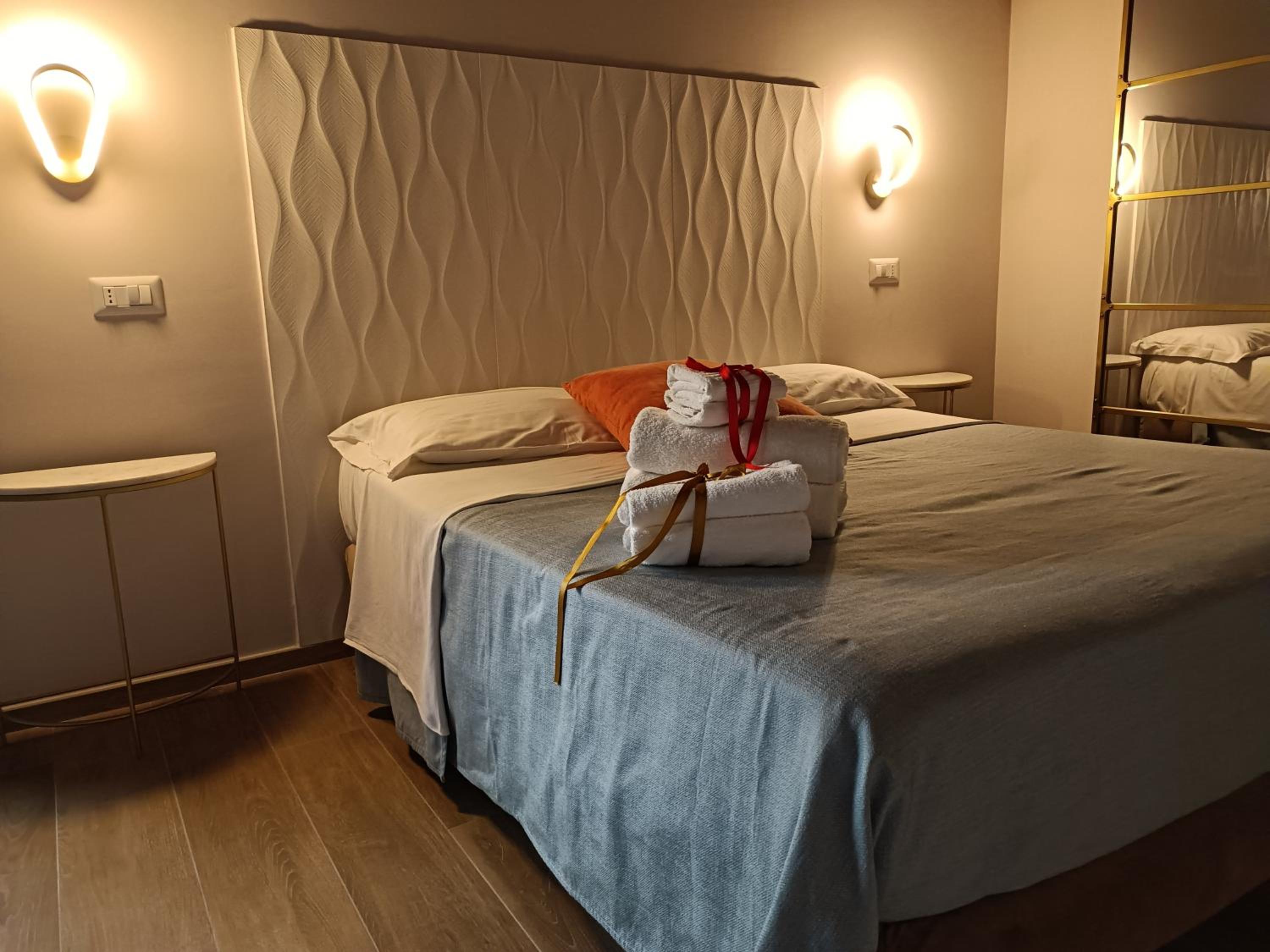 Queen Suite with Spa Bath photo 3