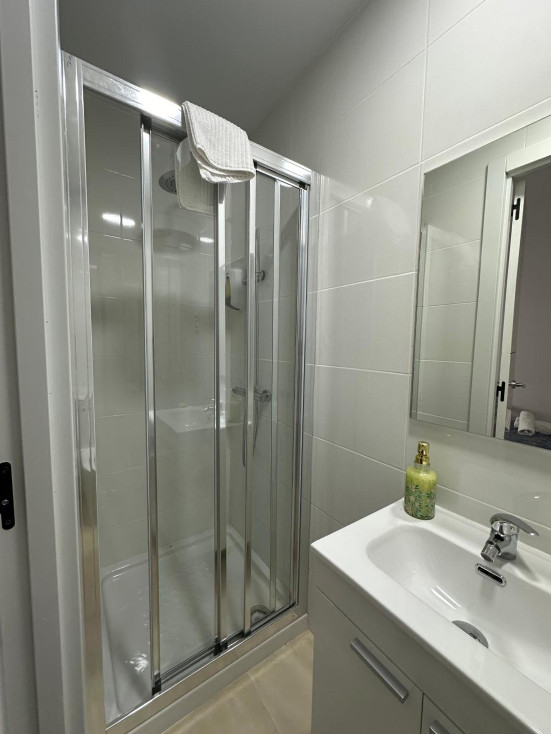 Twin Room with Private Bathroom photo 3