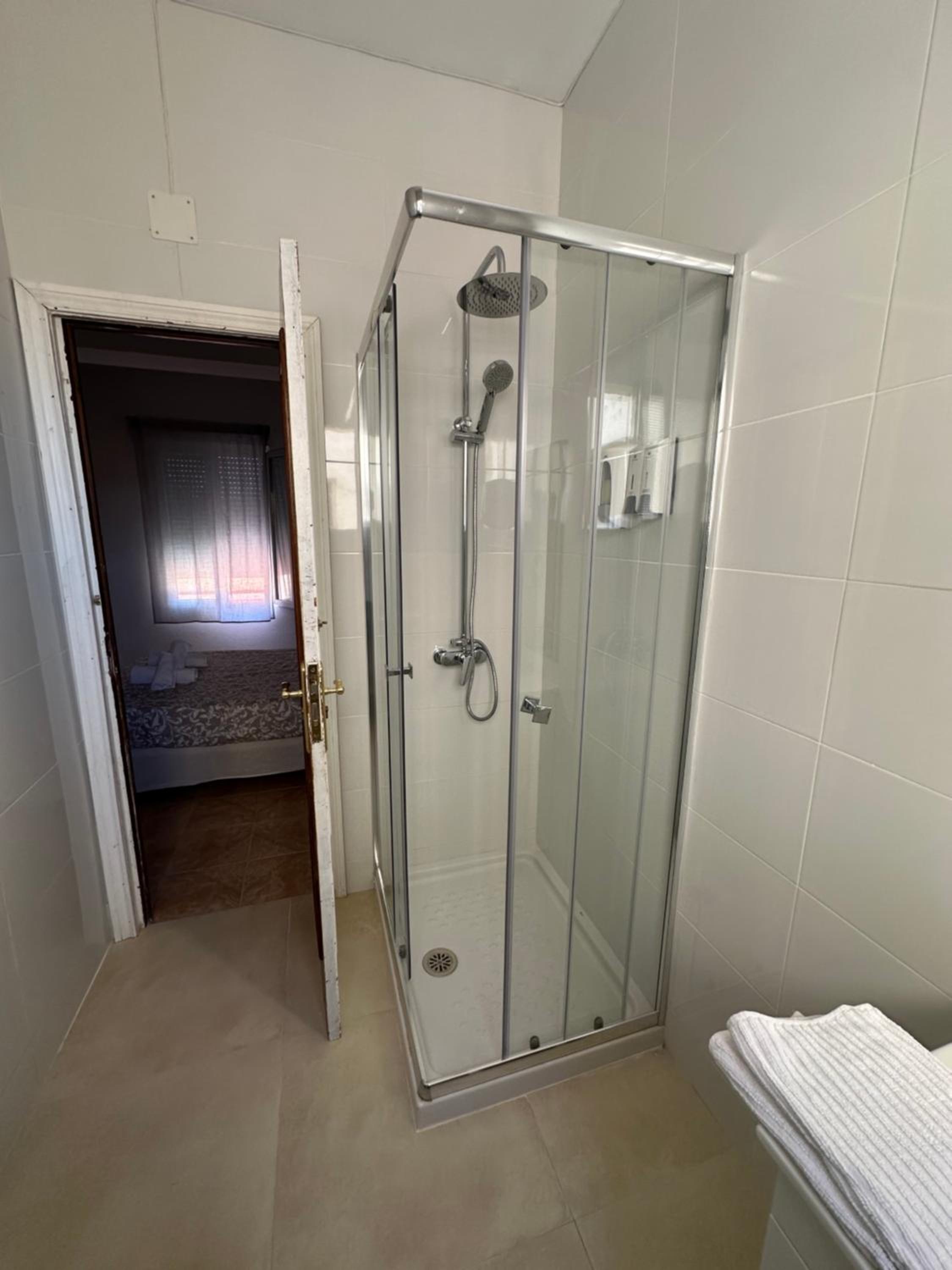 Double Room with Private Bathroom - Photo 6