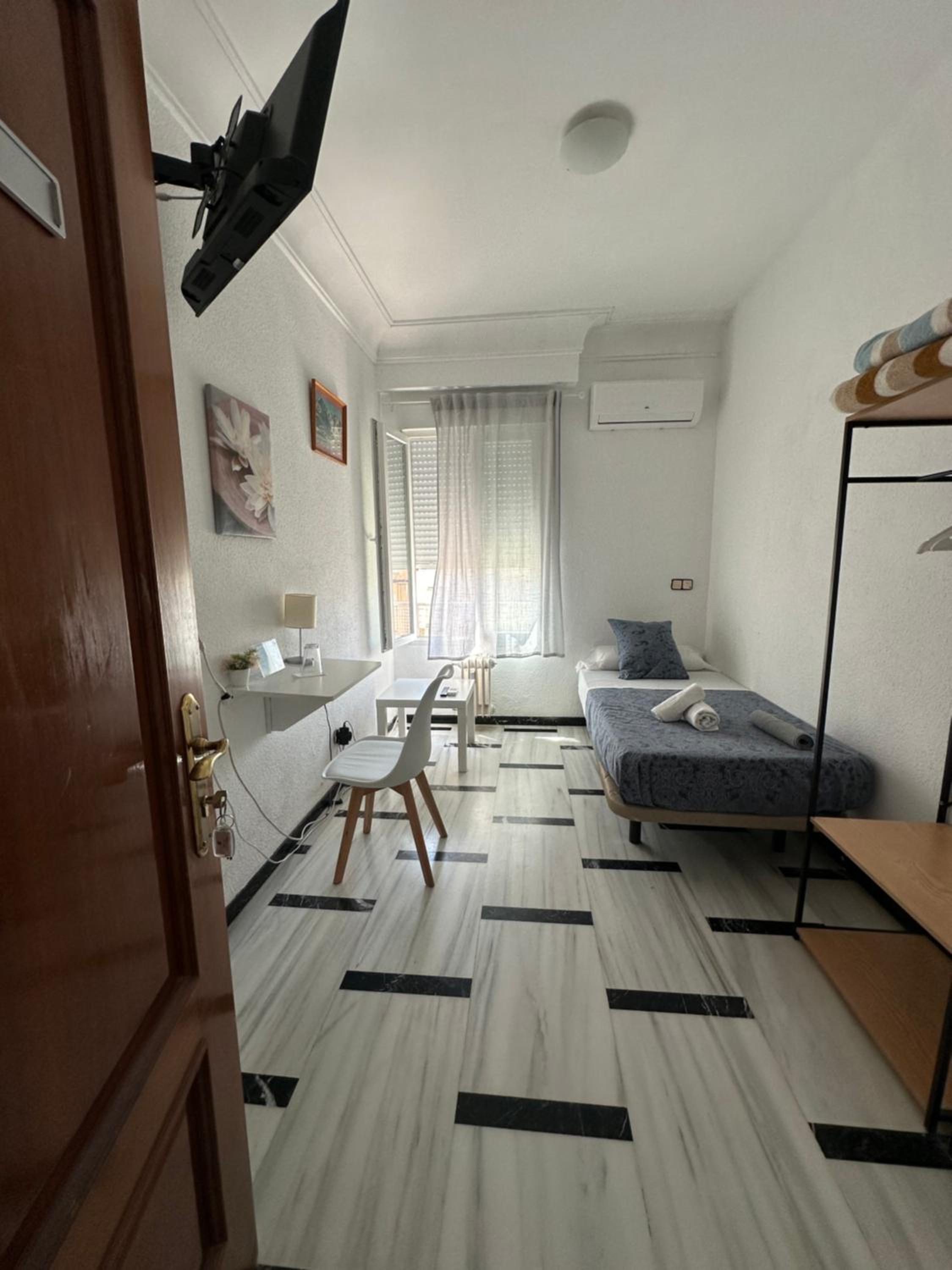 Single Room with Shared Bathroom photo 3
