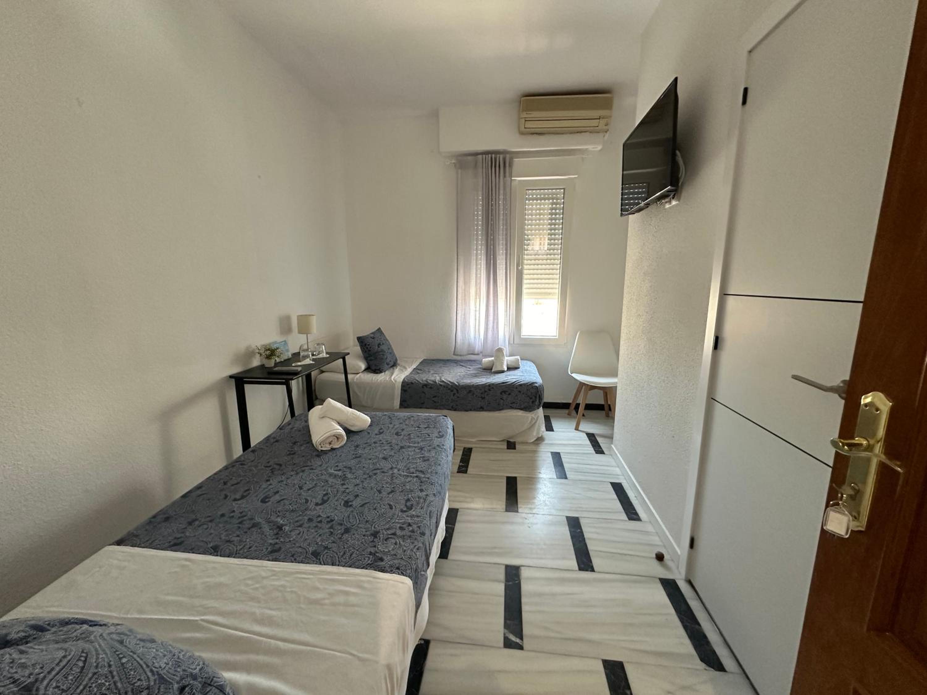 Twin Room with Private Bathroom photo 2
