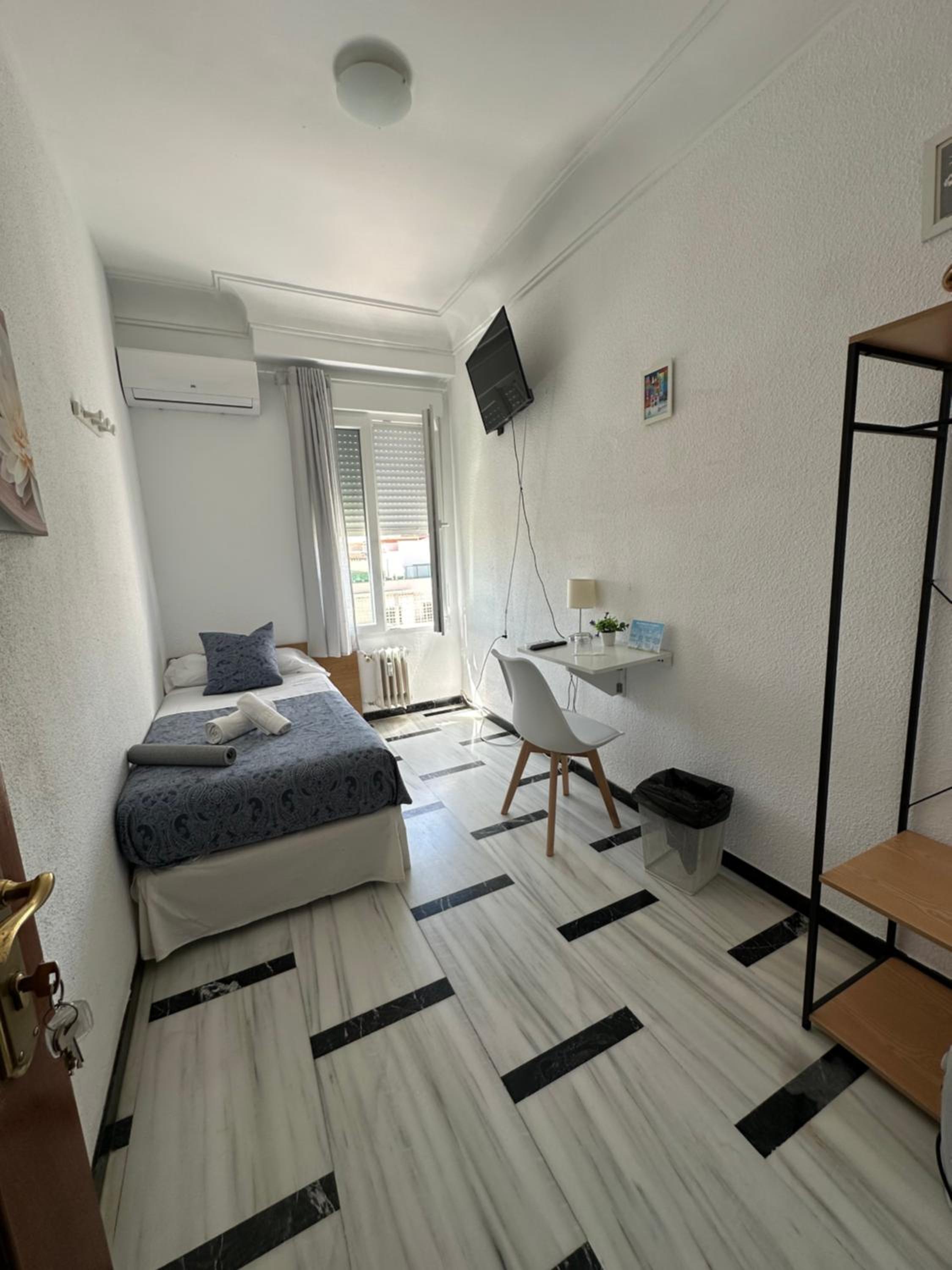 Habitación individual con baño compartido