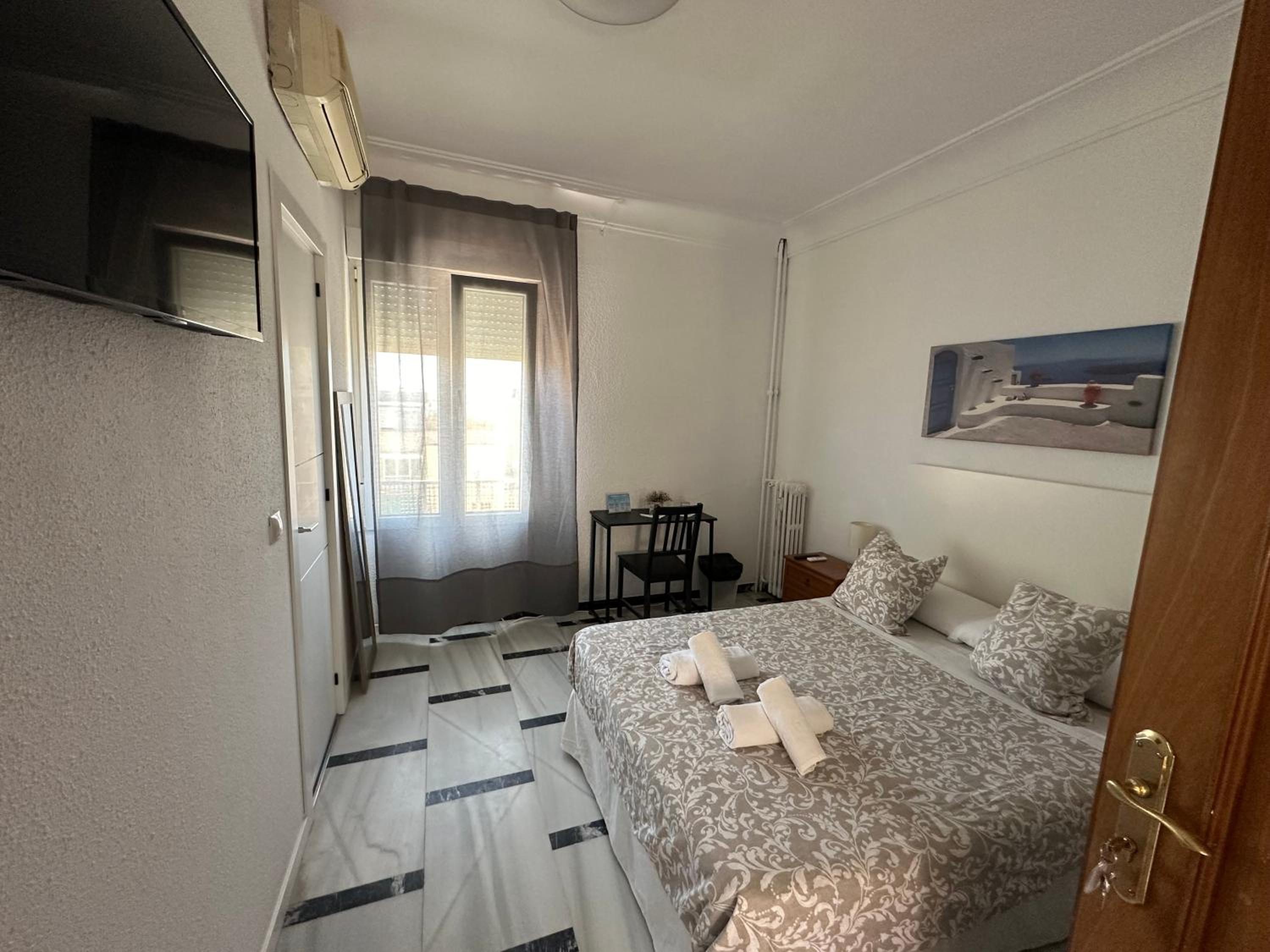 Double Room with Private Bathroom - Photo 2