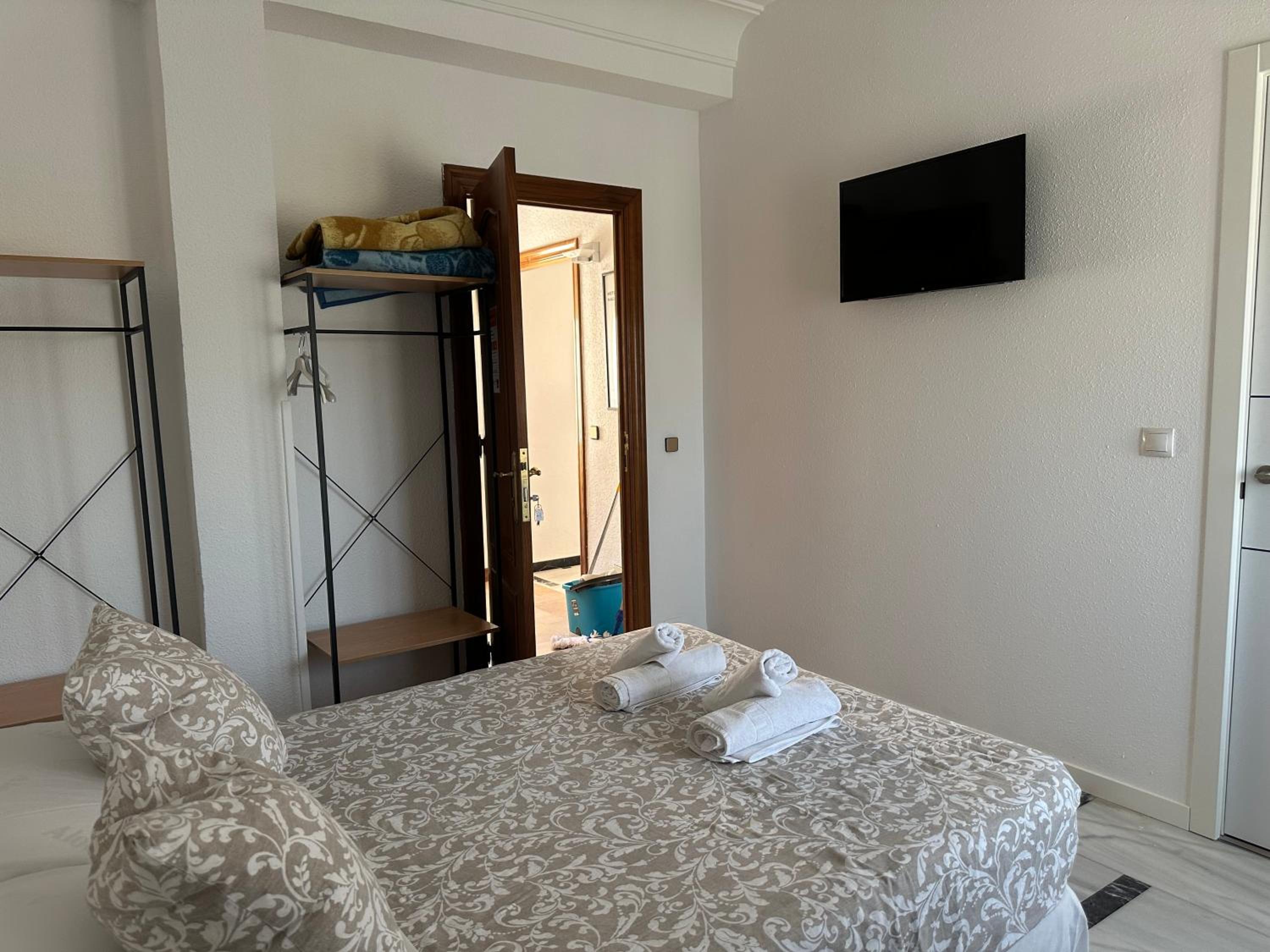 Double Room with Private Bathroom - Photo 3