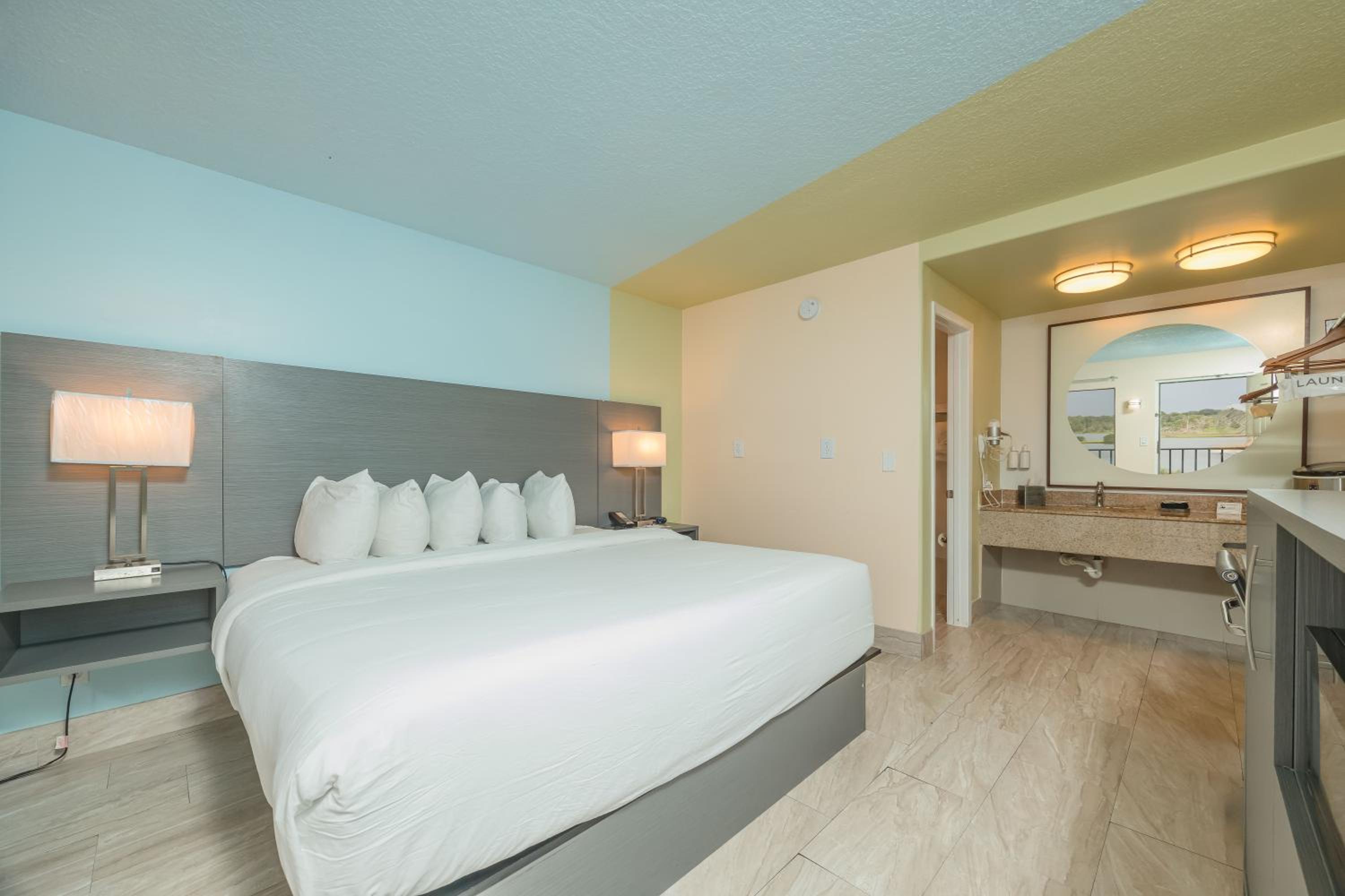 King Room - Non-Smoking - Photo 5