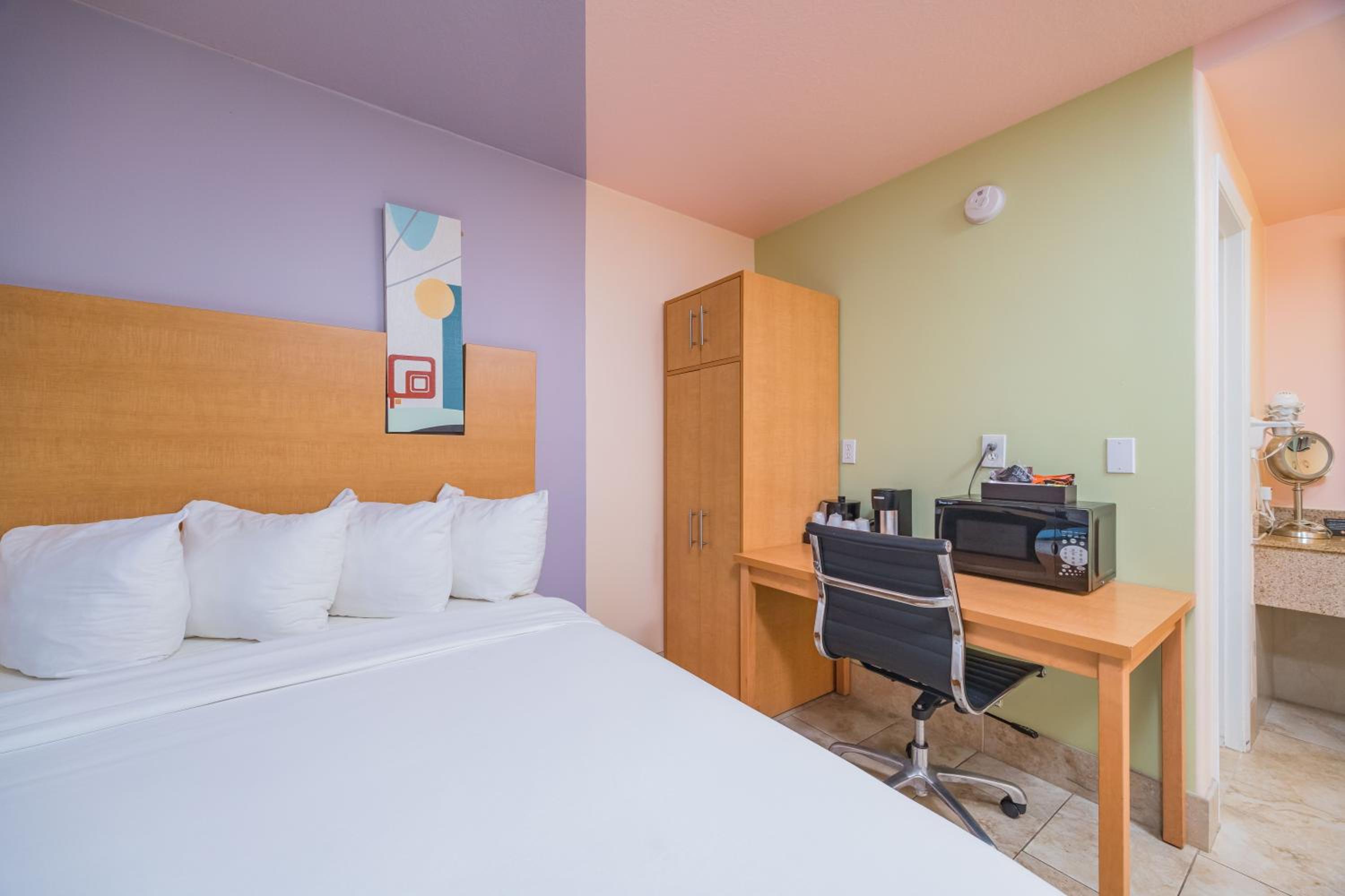Standard Room with 2 Queen Beds - Photo 3