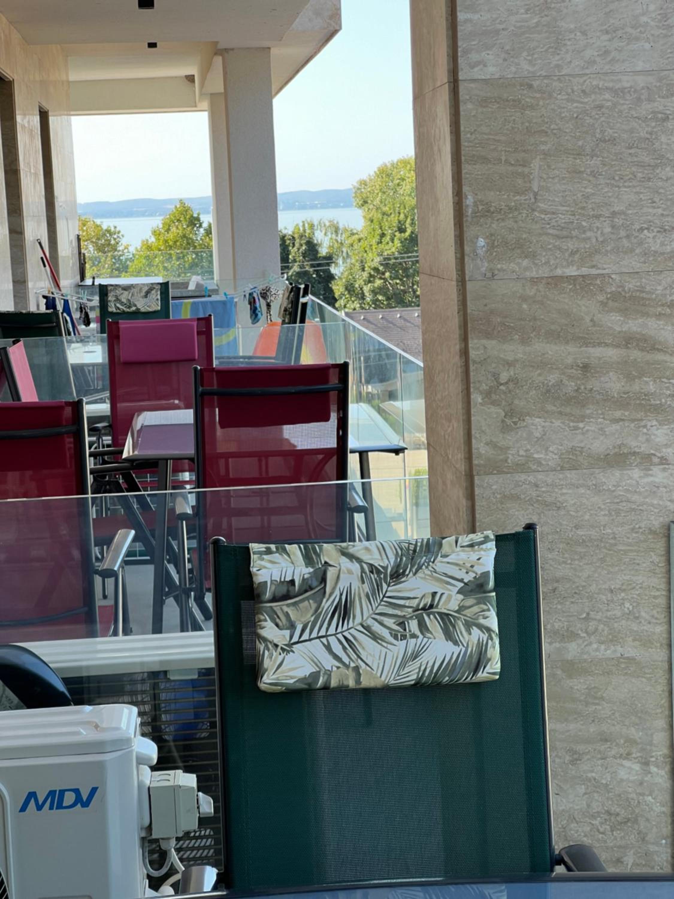 One-Bedroom Apartment with Balcony and Water View photo 2