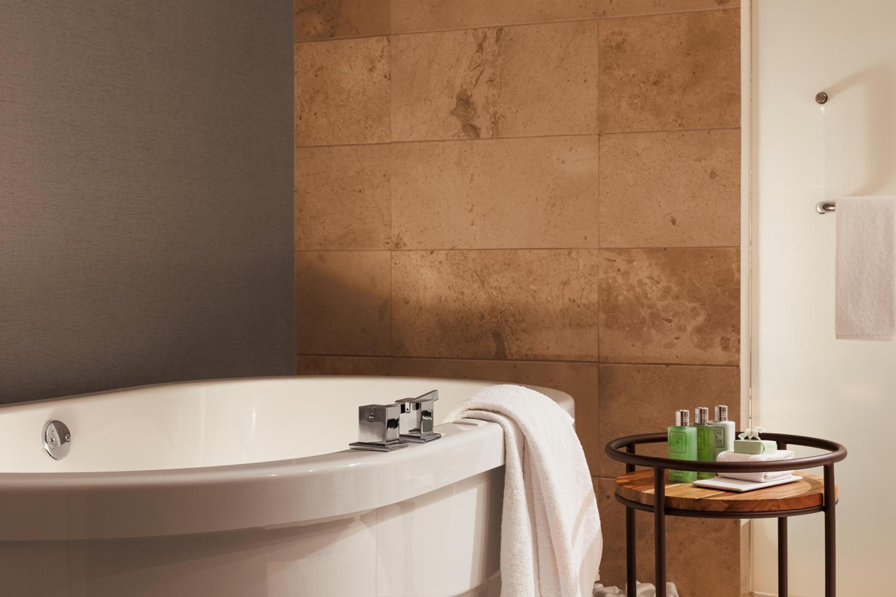 One Bedroom Suite King + Cirque du Soleil LUDÕ Show and Dinner Experience