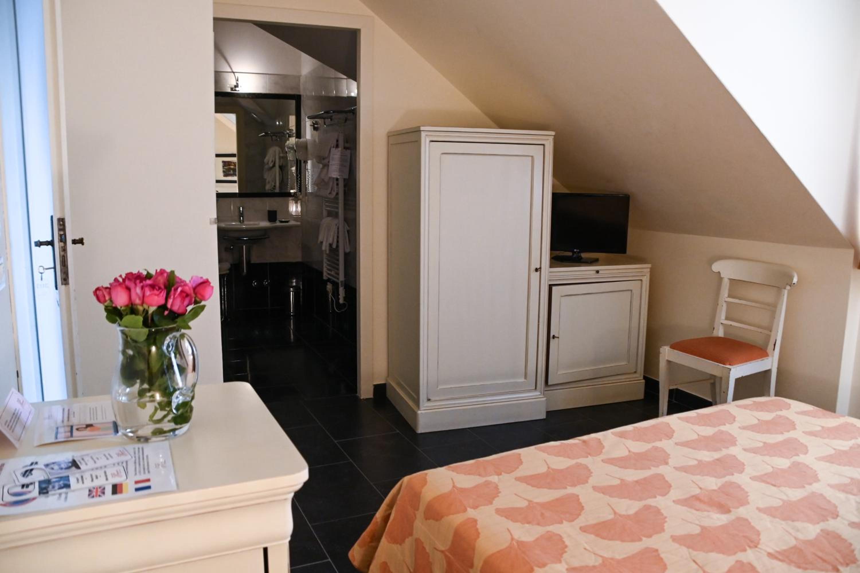 Large Single Room - Attic photo 3