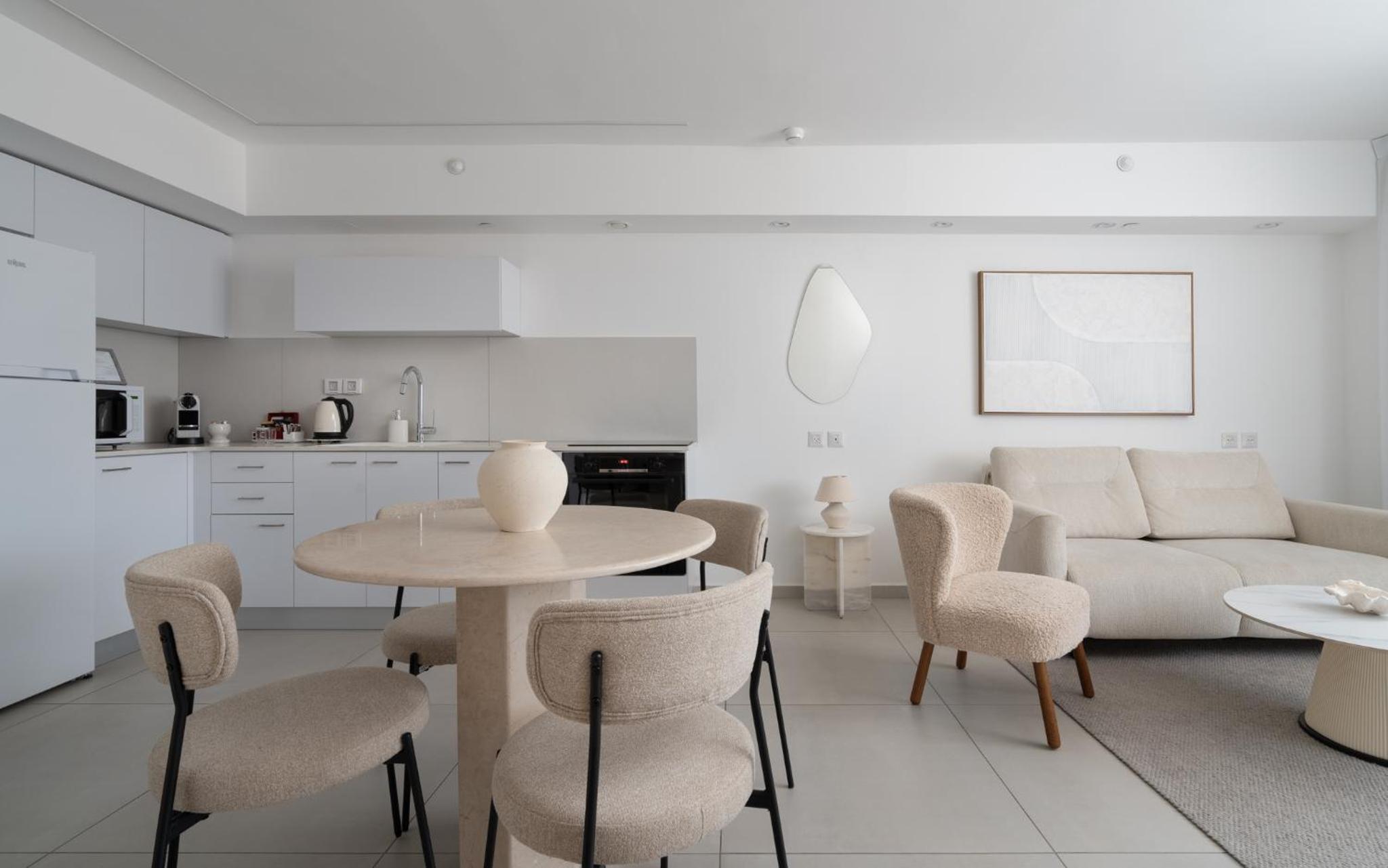 Deluxe One-Bedroom Apartment