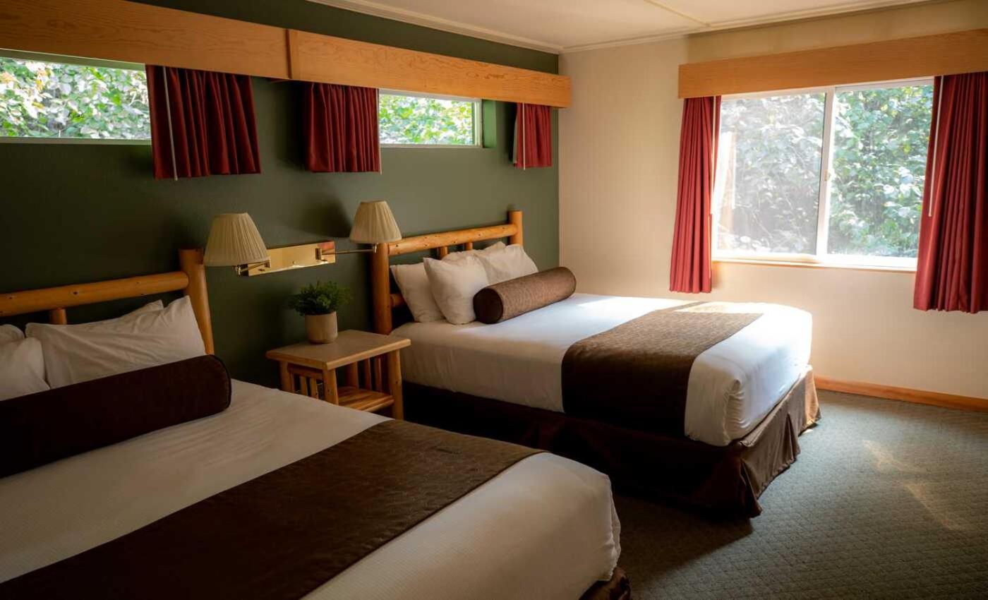 Standard Queen Room with Two Queen Beds photo 3