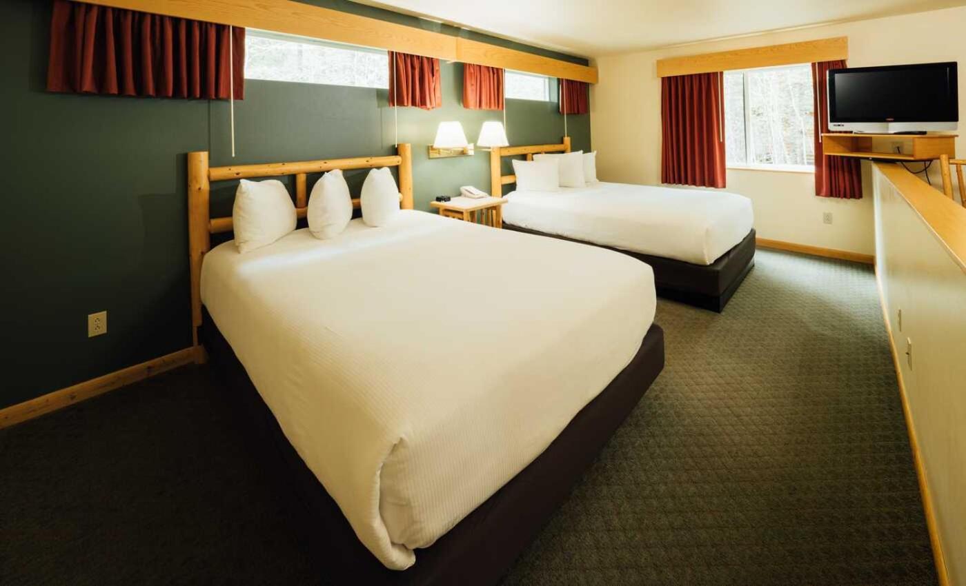 Standard Queen Room with Two Queen Beds photo 2