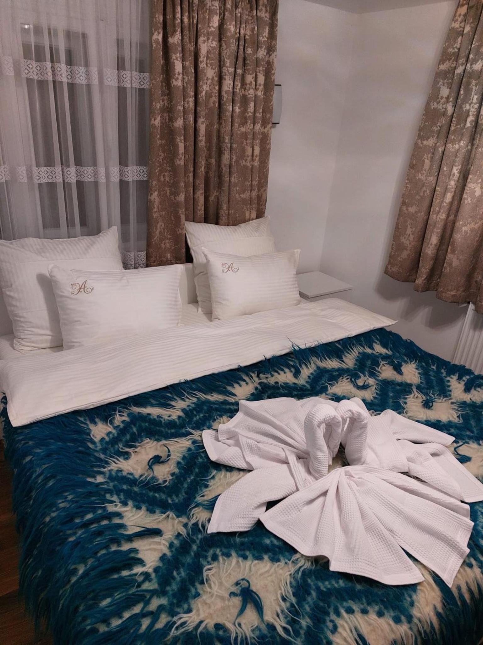 Standard Double Room With Shared Bathroom photo 1