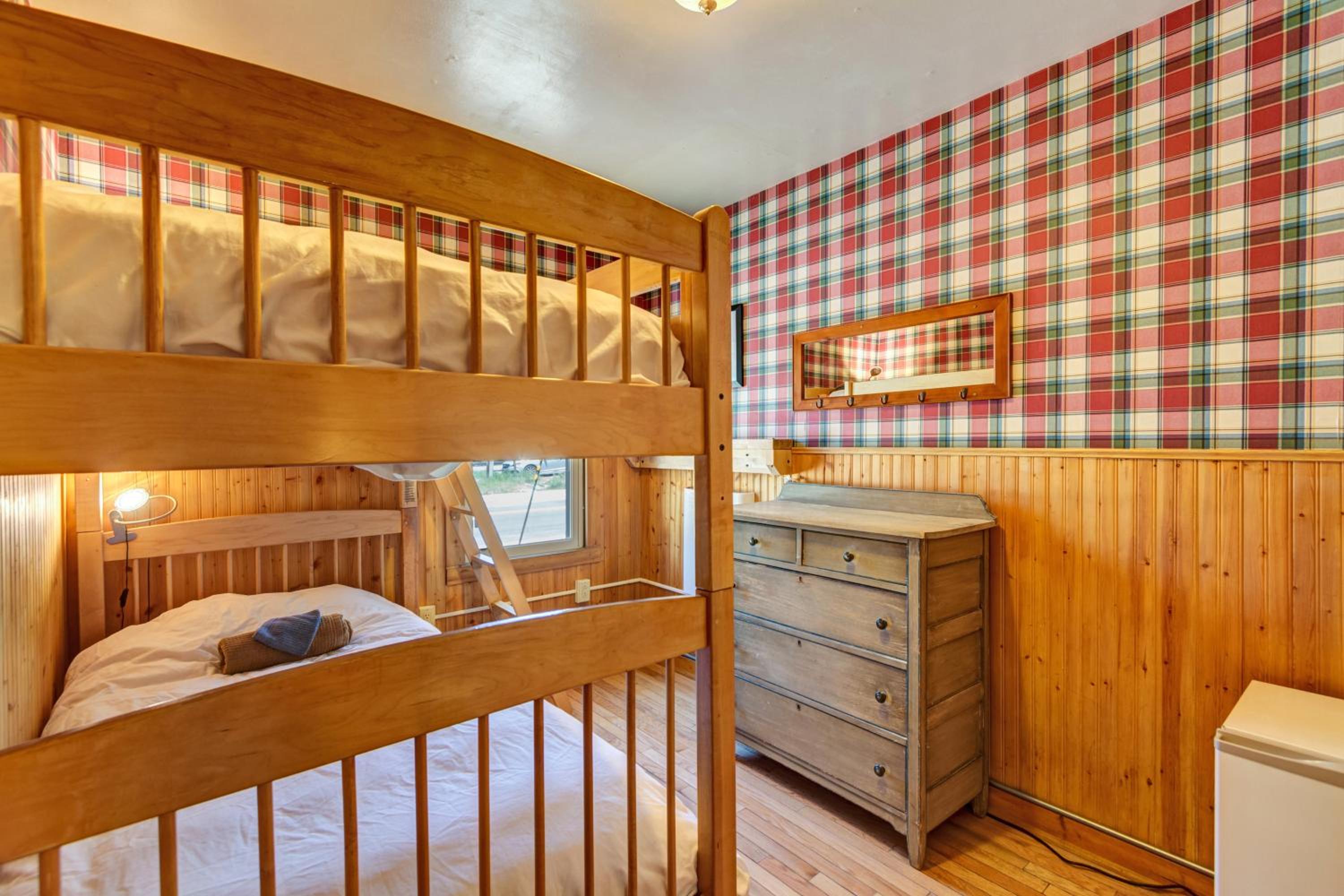 Twin Room with Shared Bathroom photo 2