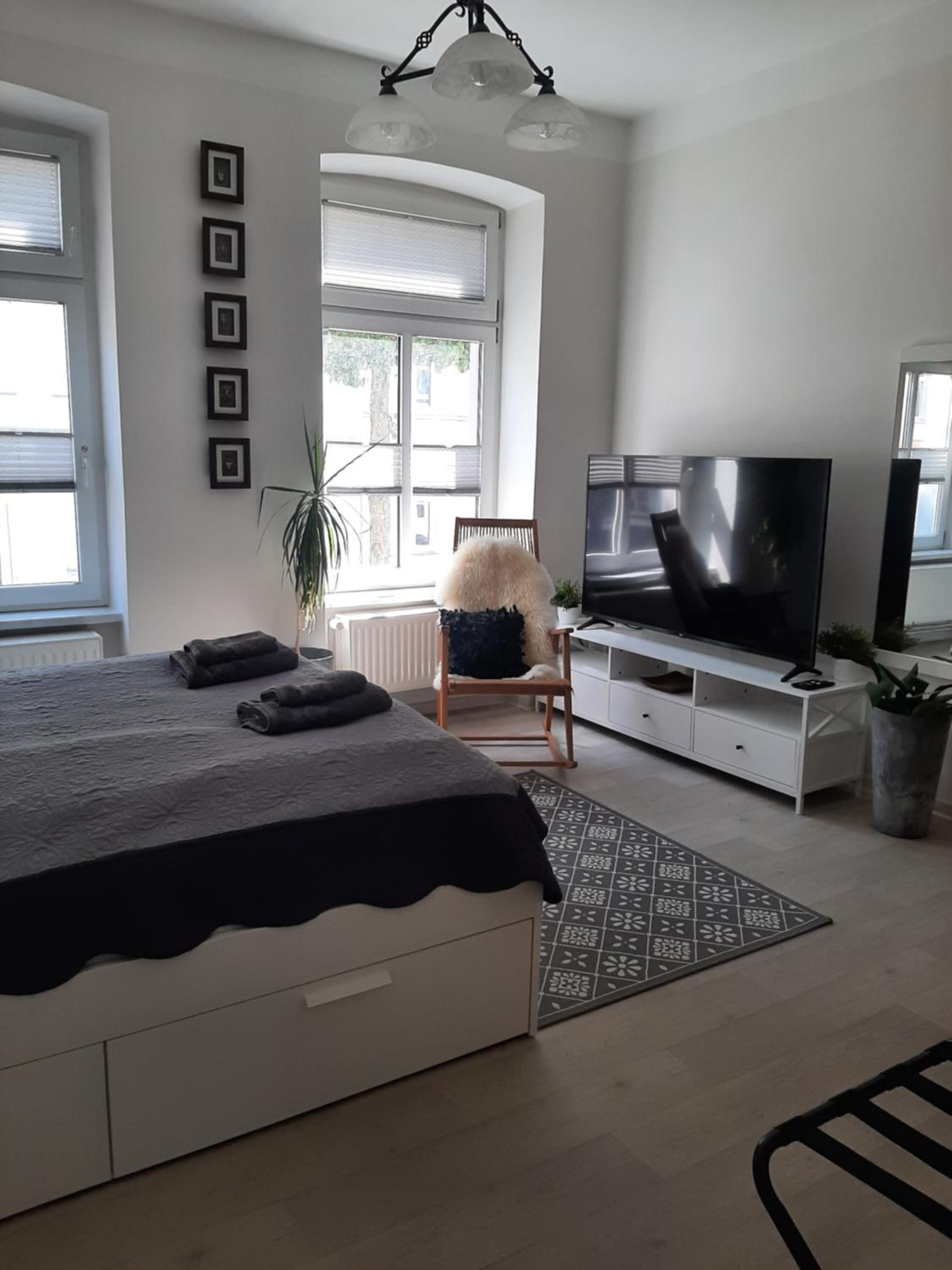 One-Bedroom Apartment photo 1