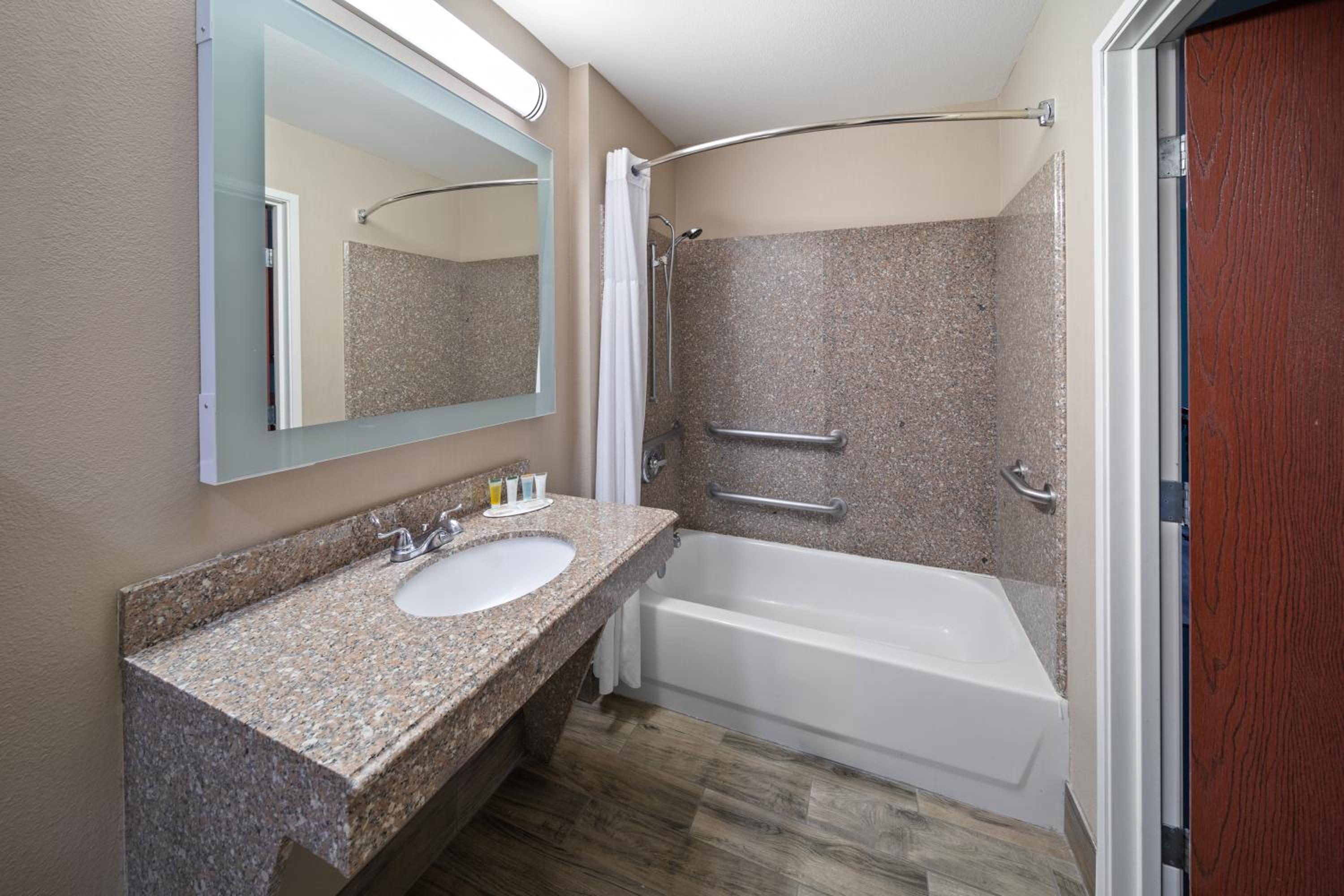 King Room with Bath Tub - Mobility Accessible/Non-Smoking - Photo 3