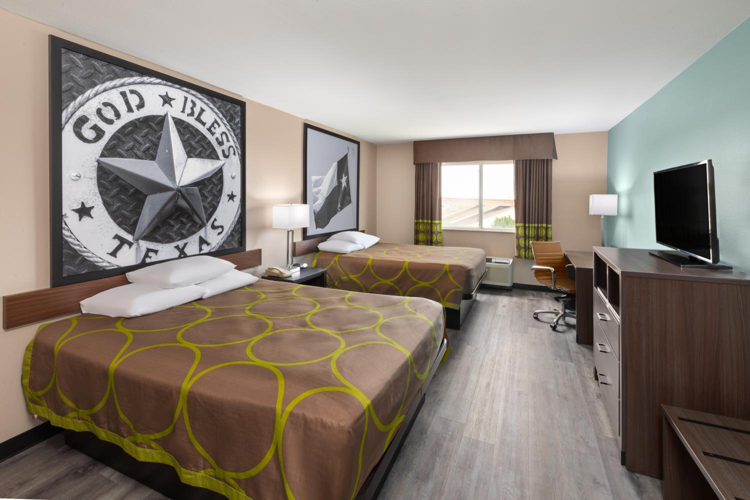 One-Bedroom Deluxe Suite with Two Queen Beds - Non-Smoking - Photo 1