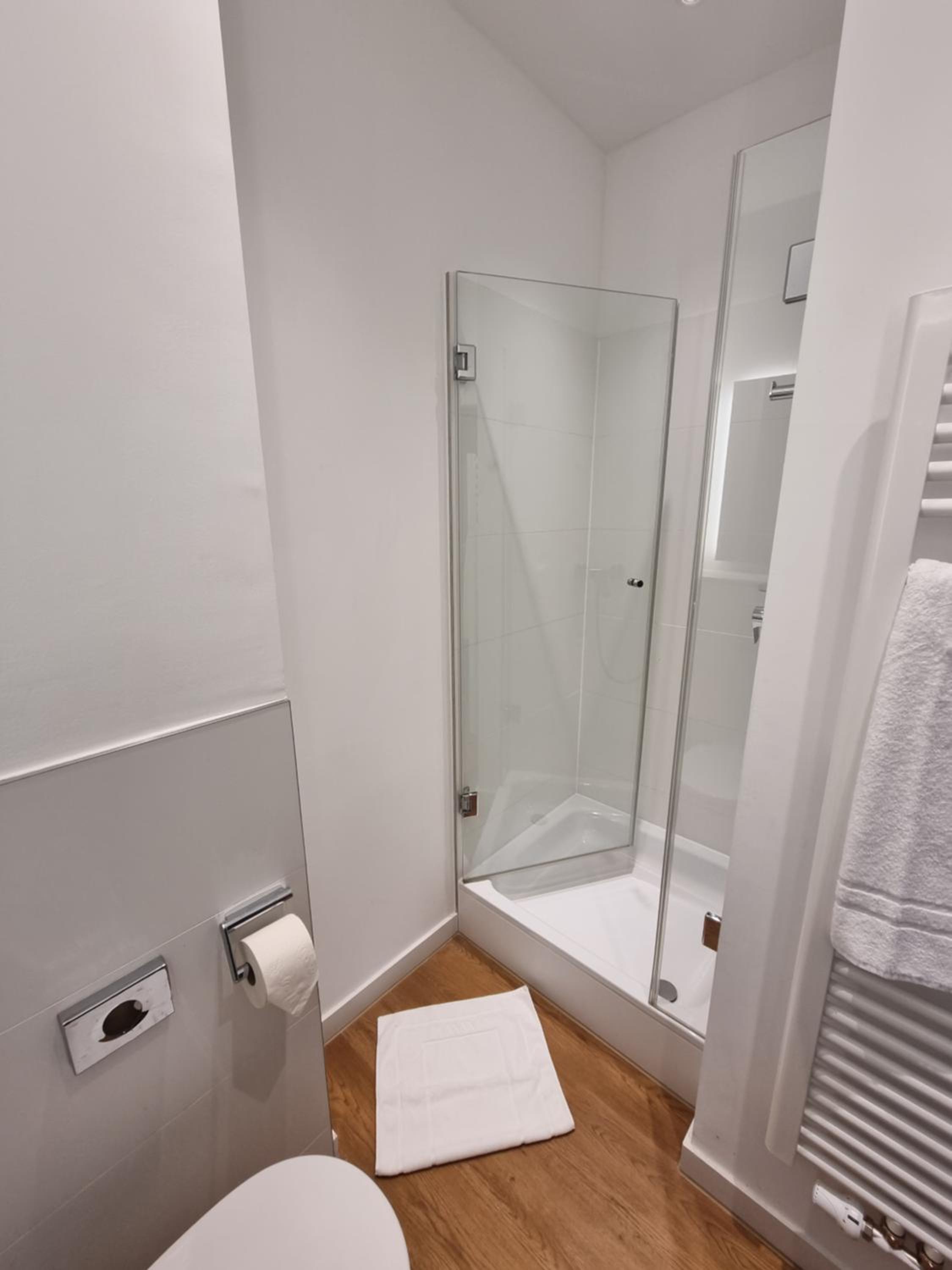 Deluxe Single Room with Balcony thumbnail 6