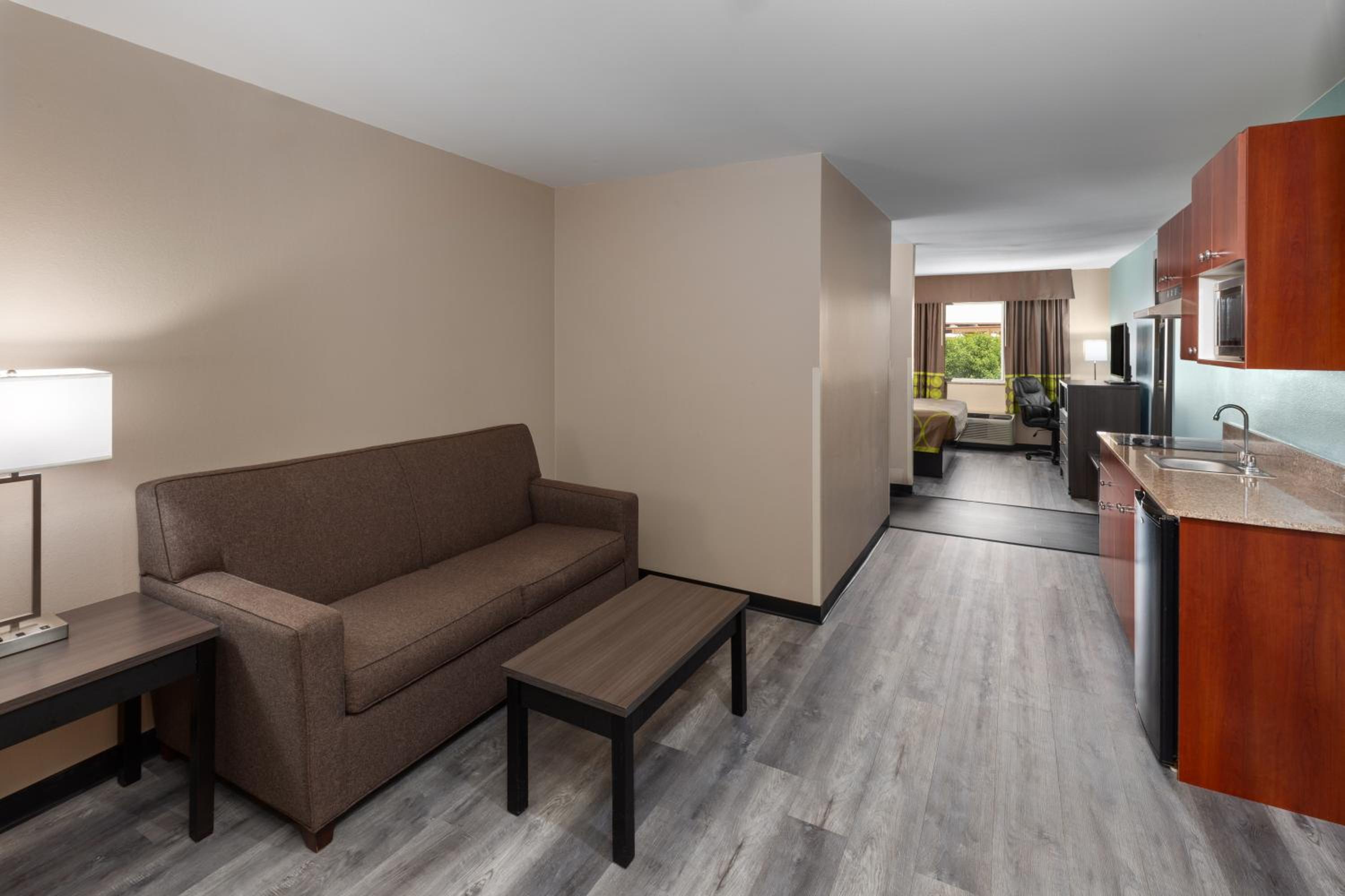 One-Bedroom Deluxe King Suite - Non-Smoking - Photo 3