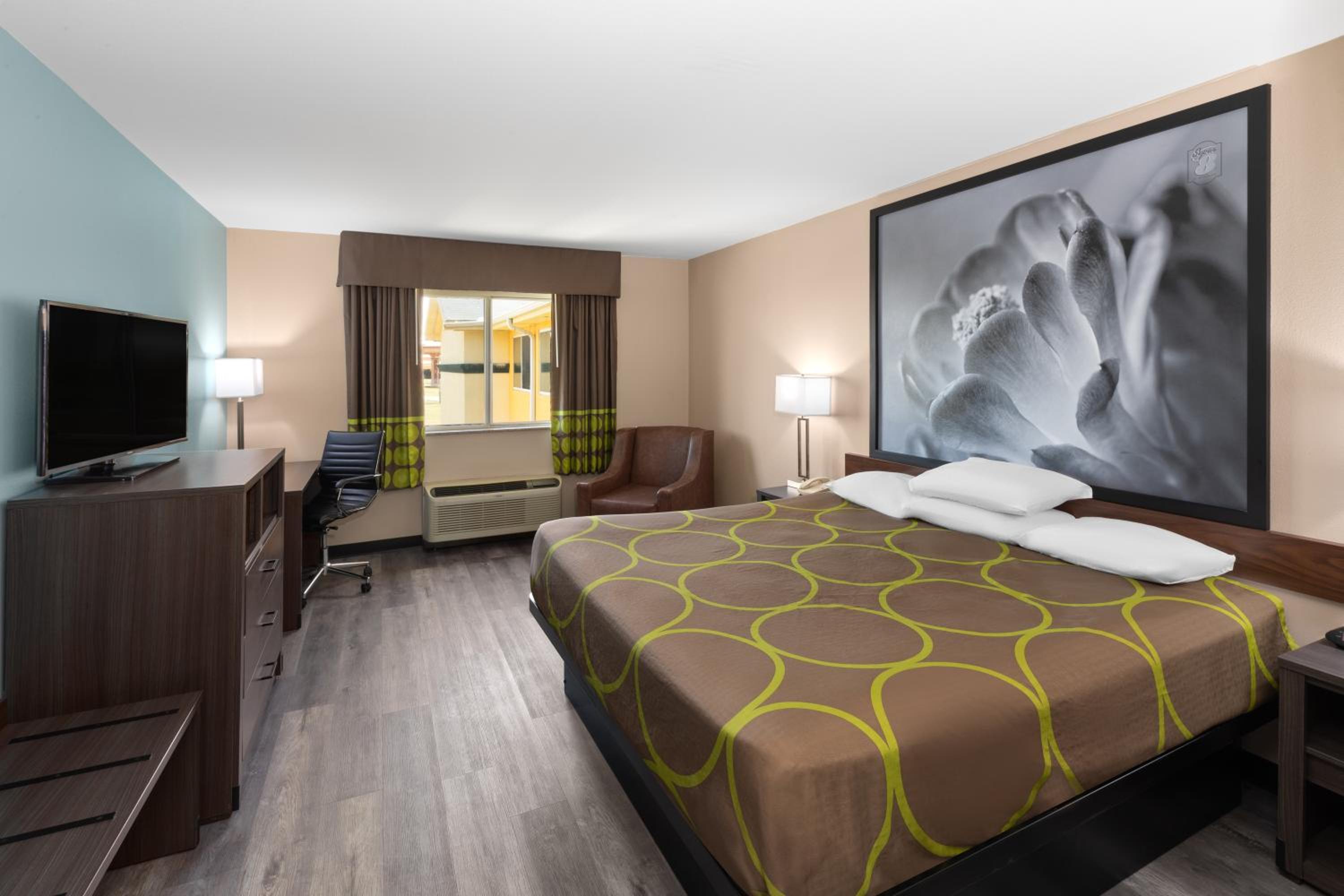 King Room with Bath Tub - Mobility Accessible/Non-Smoking - Photo 2