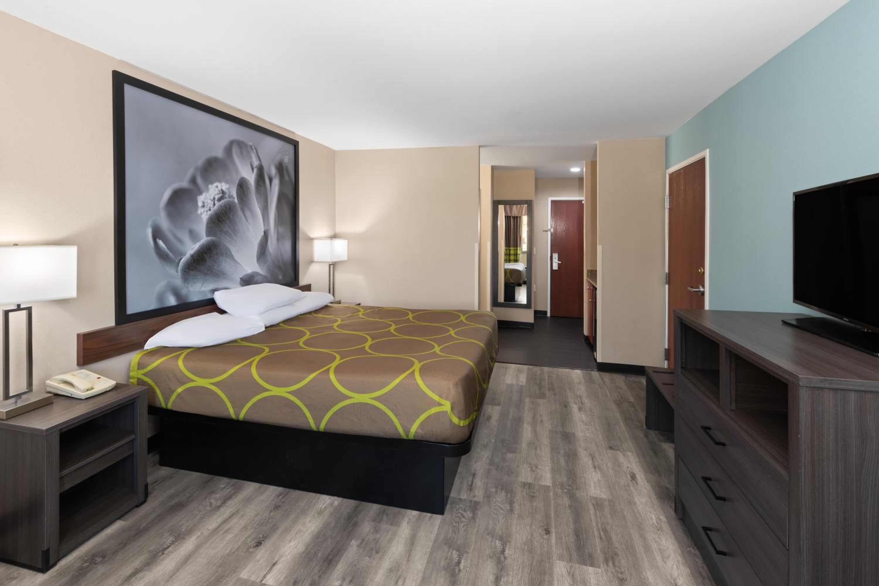 King Room with Bath Tub - Mobility Accessible/Non-Smoking - Photo 4