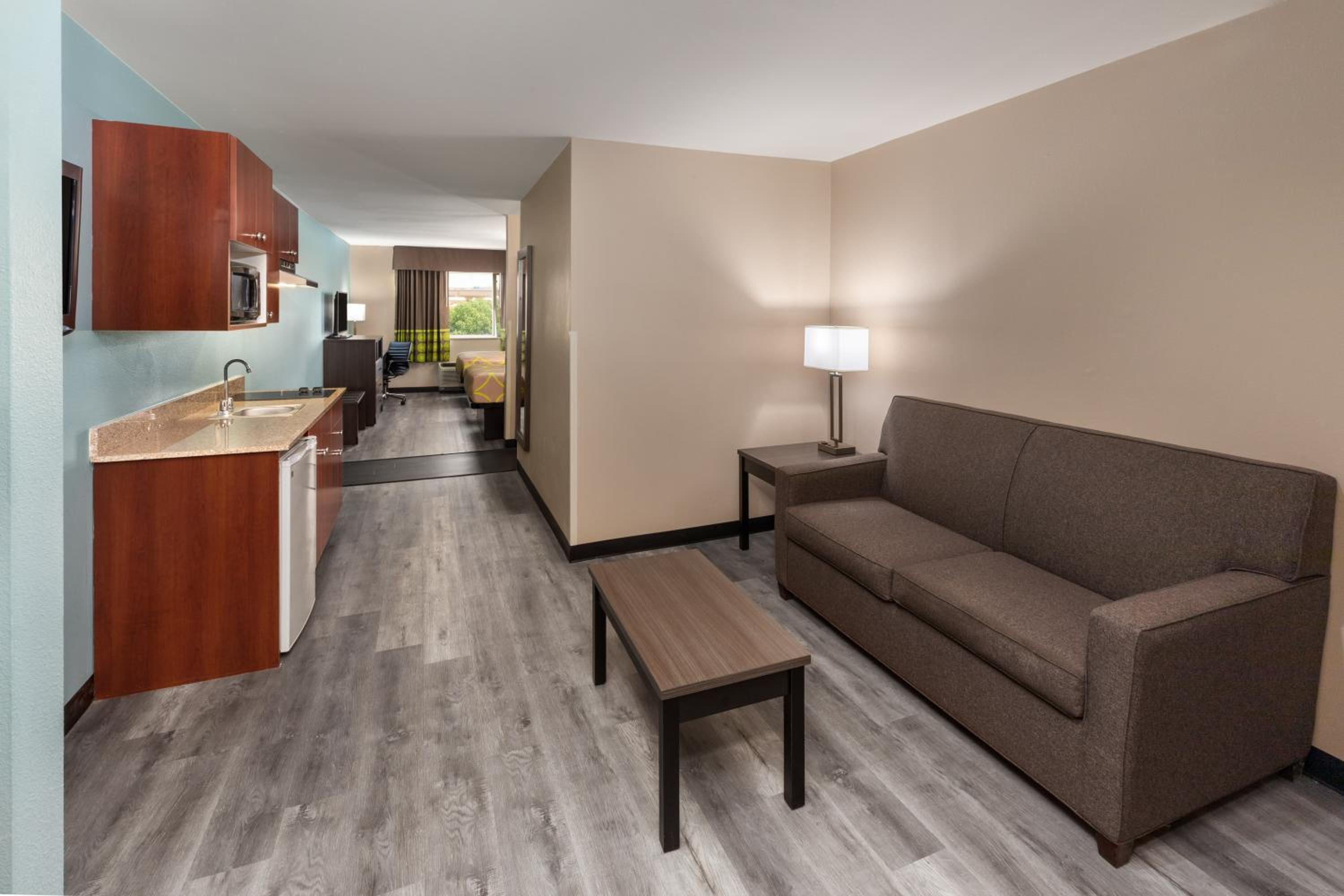 One-Bedroom Deluxe Suite with Two Queen Beds - Non-Smoking - Photo 4
