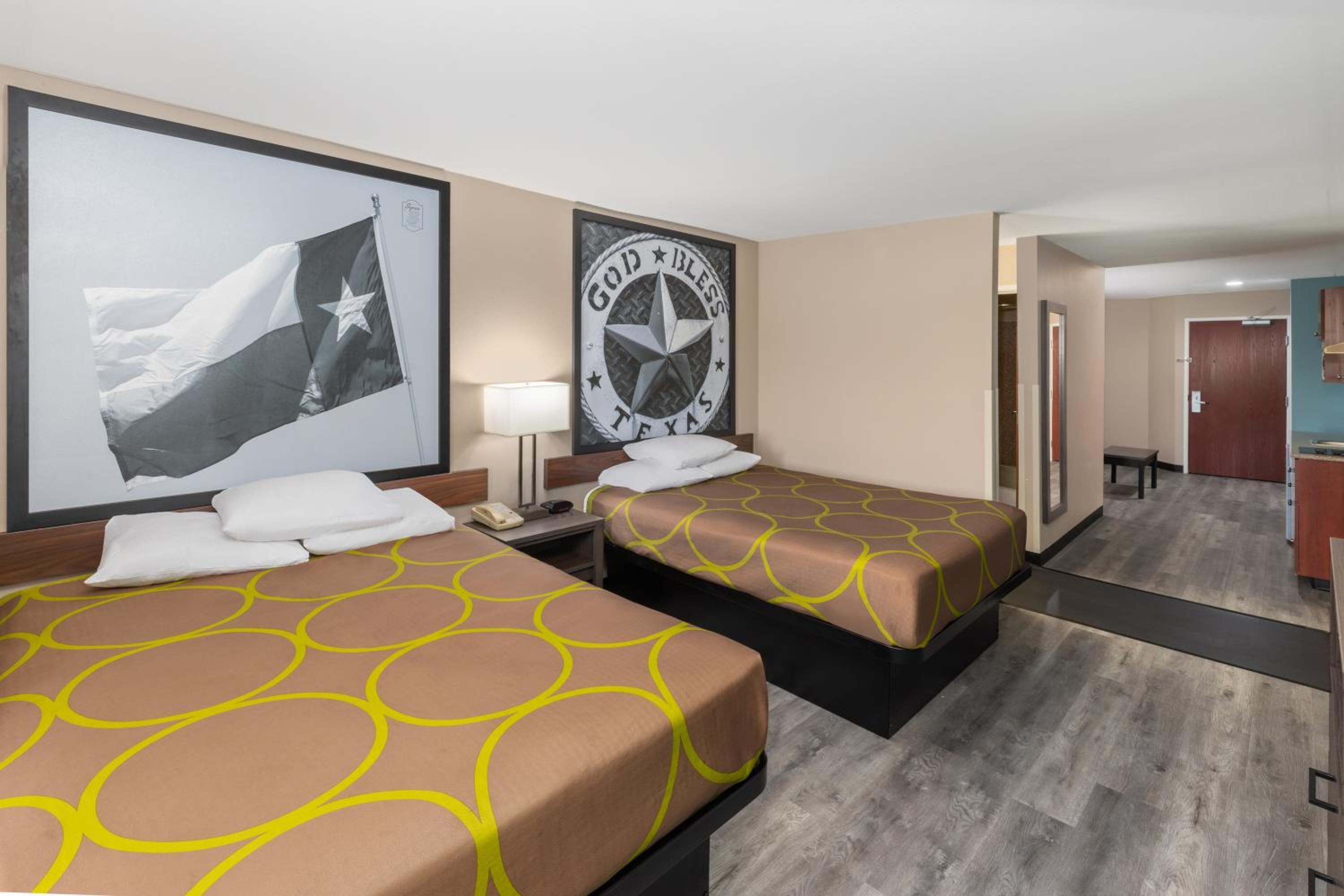 Queen Studio Suite with Two Queen Beds and Bath Tub - Mobility/Hearing Access - Non-Smoking - Photo 4