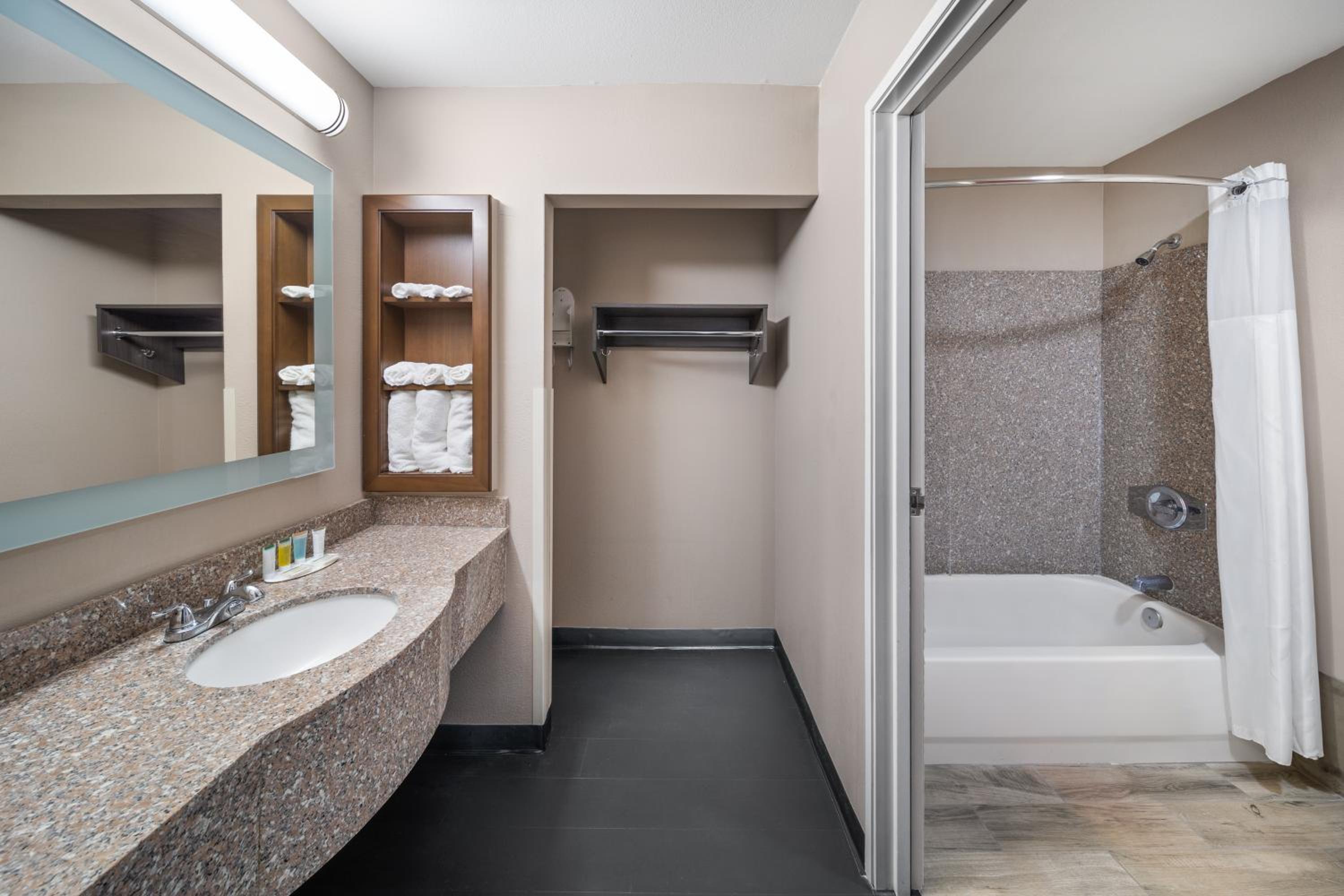 King Studio Suite - Non-Smoking - Photo 3
