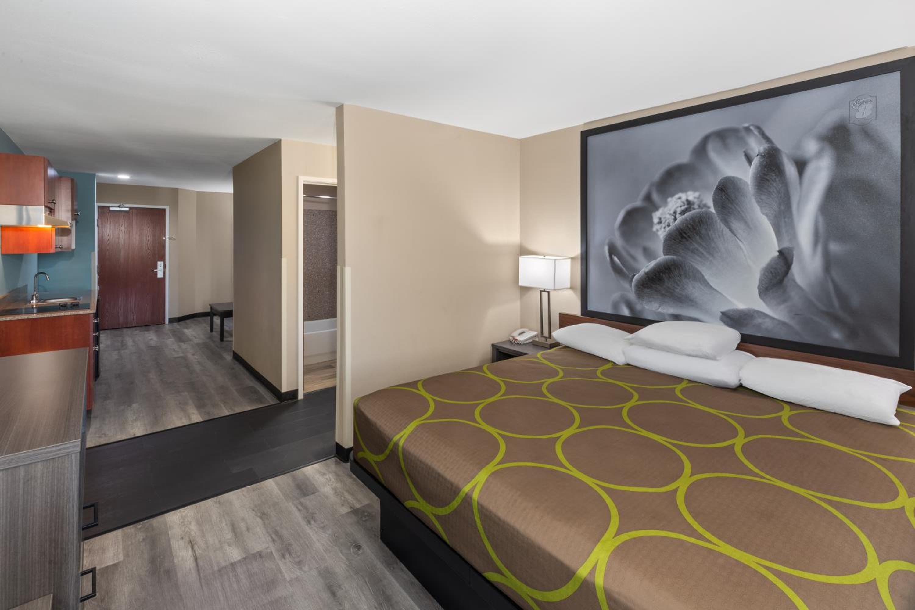 One-Bedroom Deluxe King Suite - Non-Smoking - Photo 2