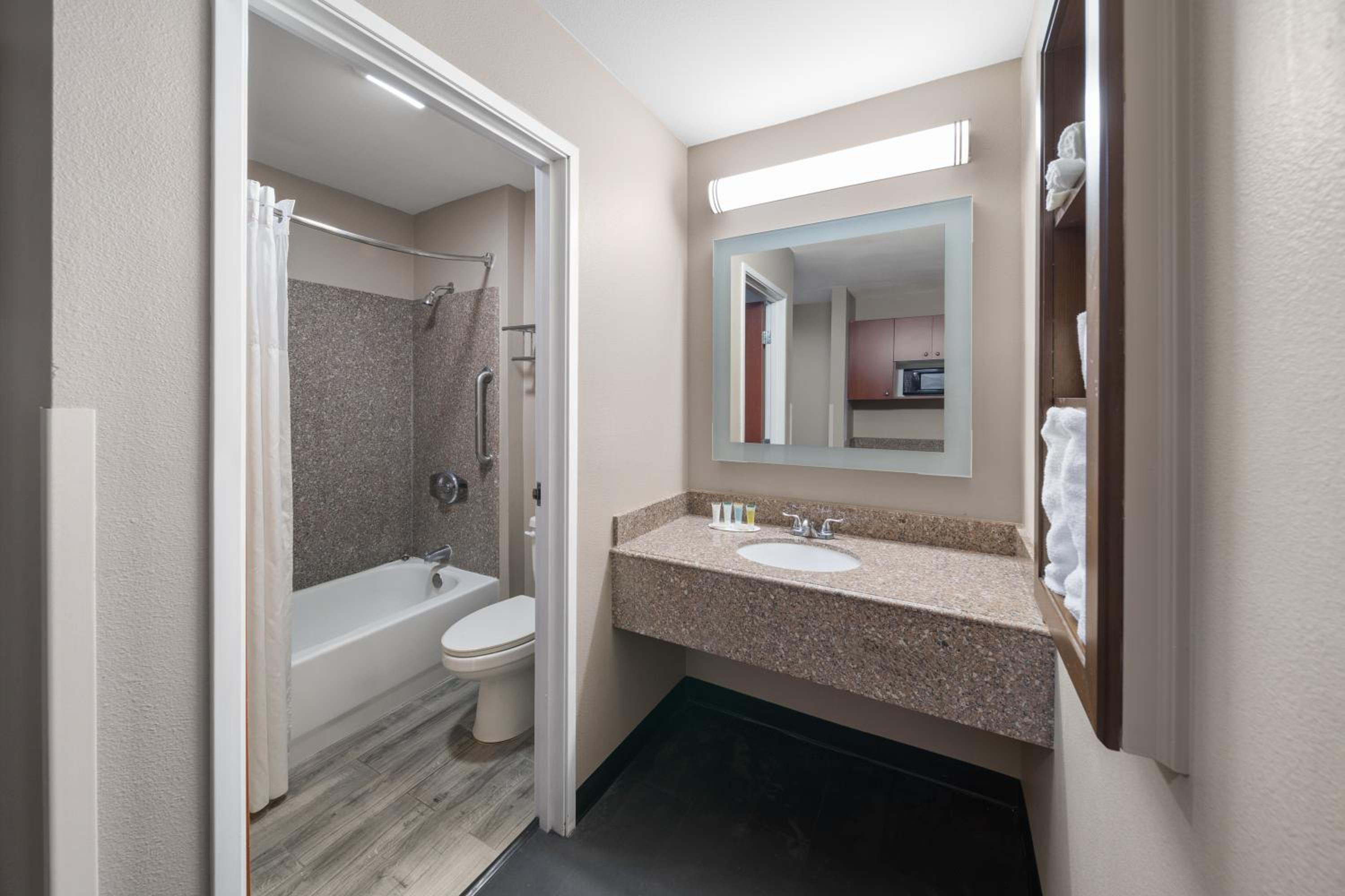 One-Bedroom Deluxe King Suite - Non-Smoking - Photo 5