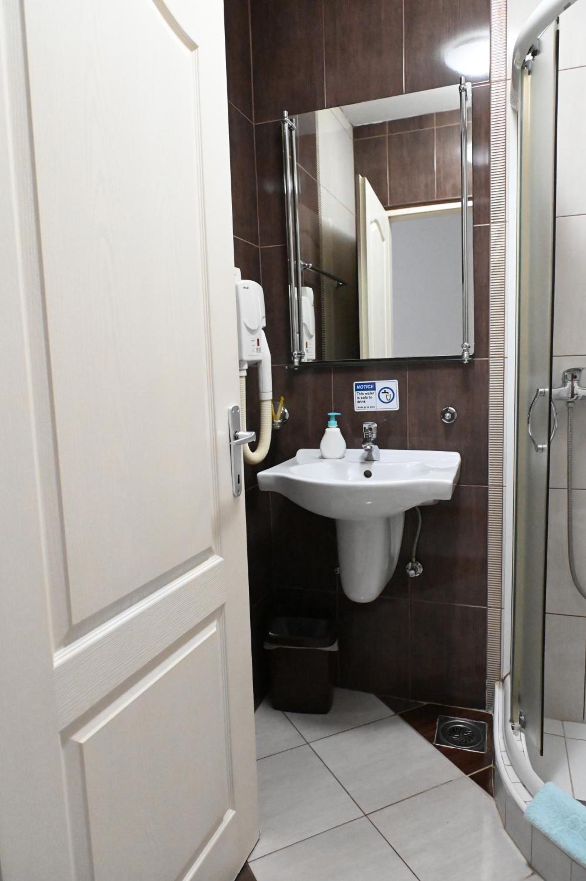 Economy Triple Room photo 1