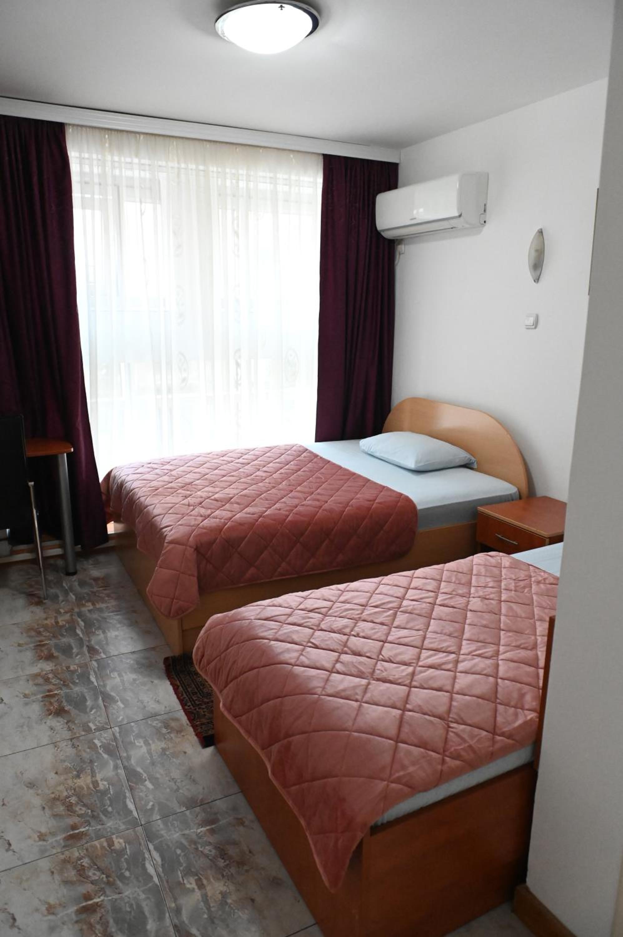 Economy Triple Room photo 3