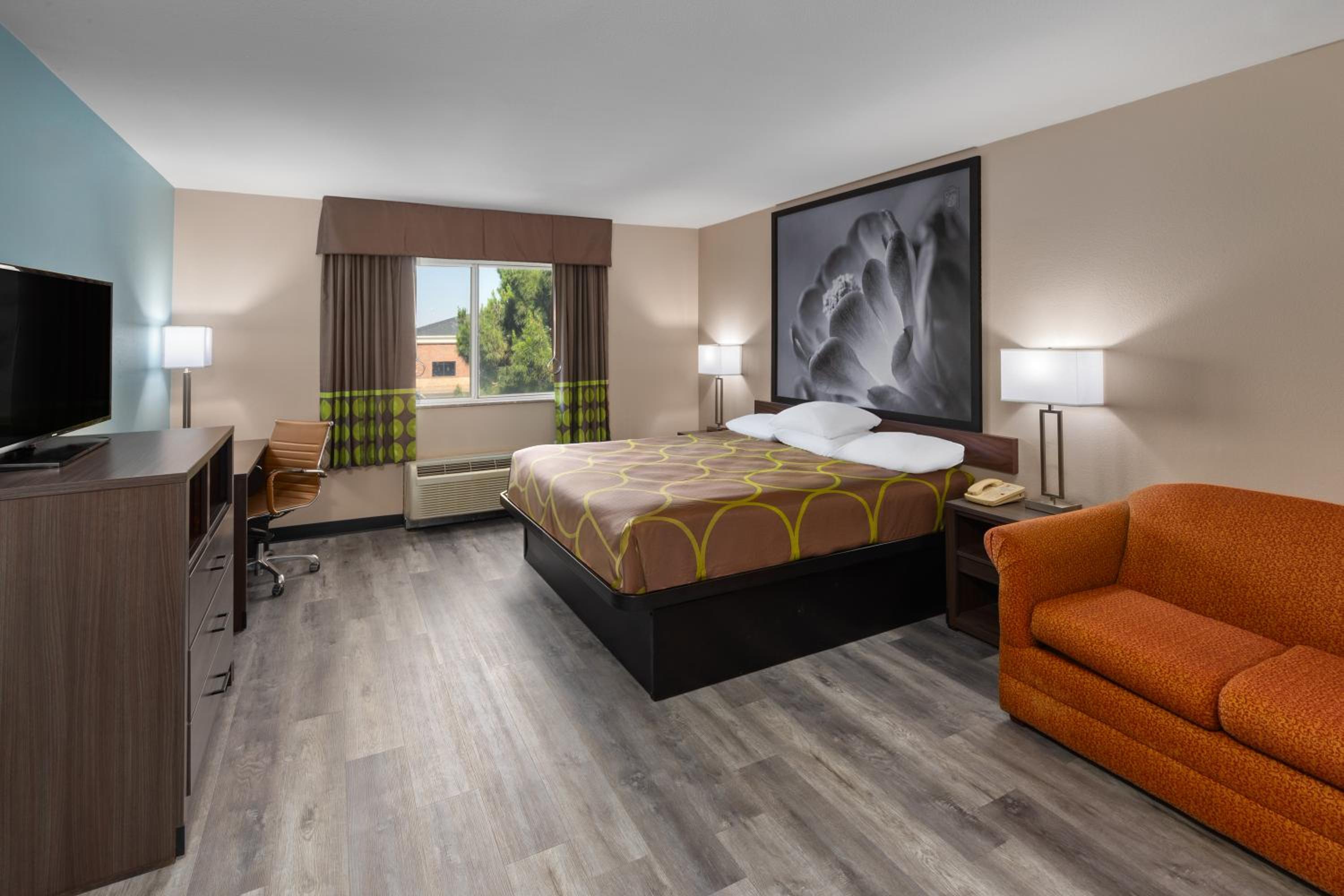 Deluxe King Room with Roll-In Shower - Mobility/Hearing Accessible - Non-Smoking - Photo 6