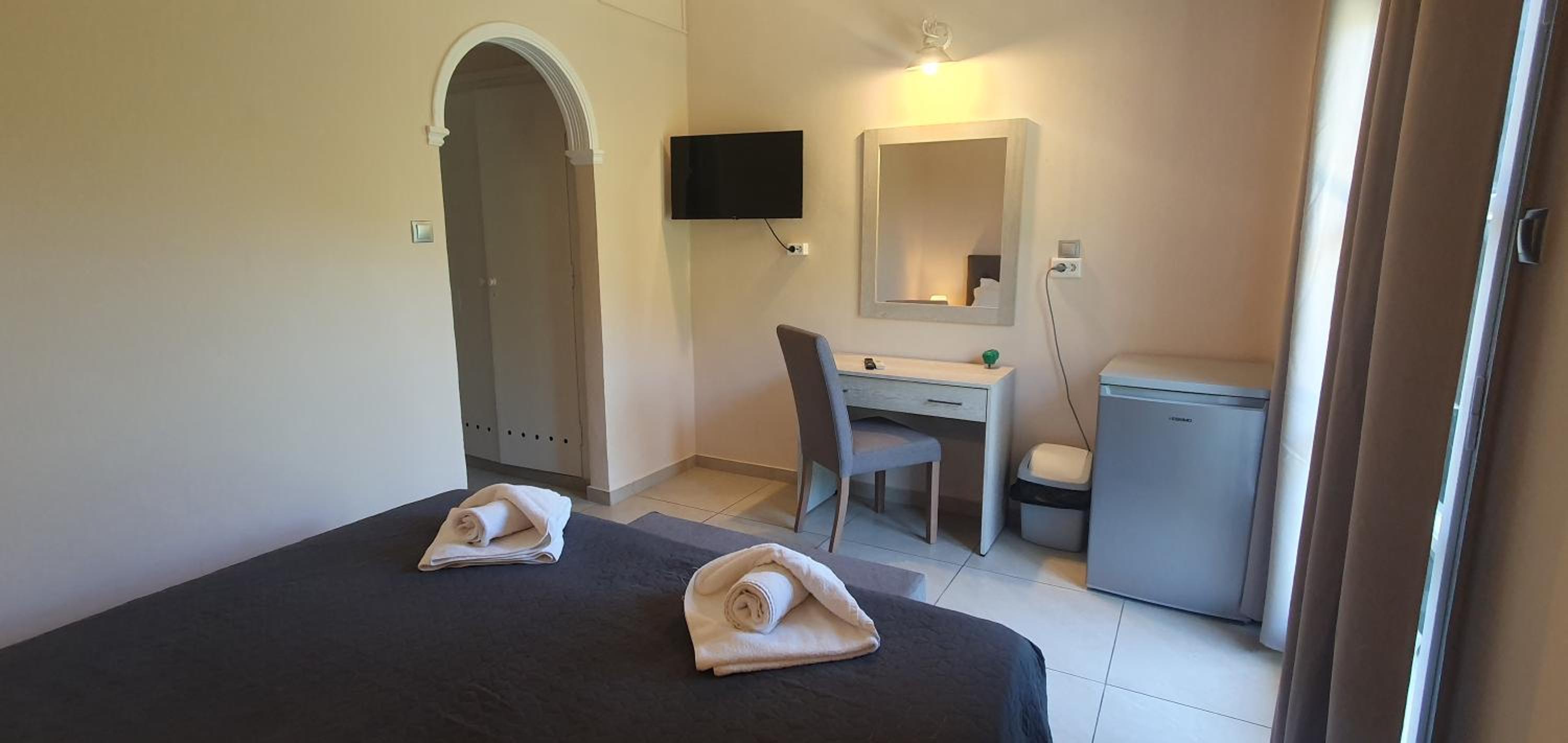 Double Room with Side Sea View - Photo 7