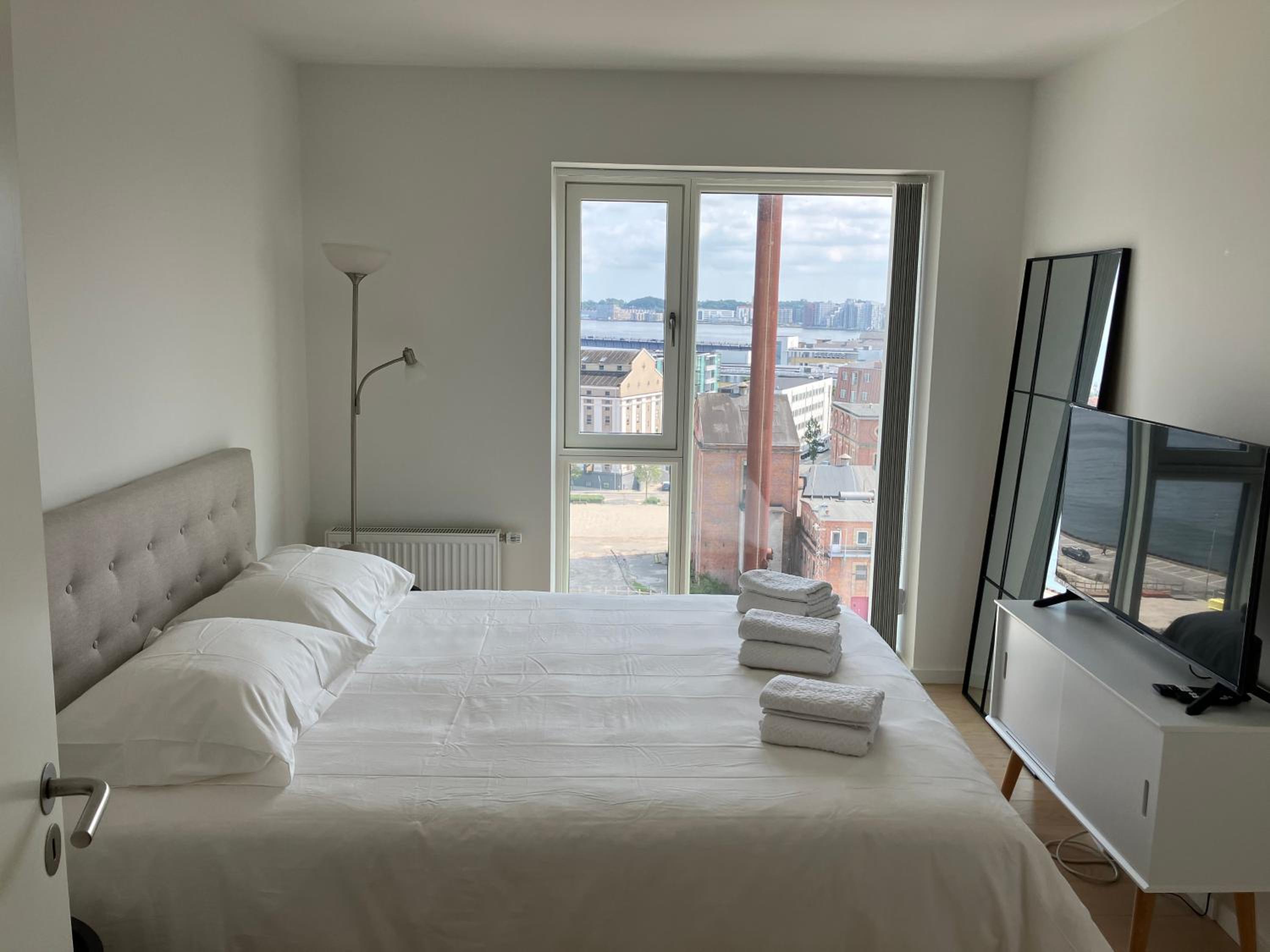 One-Bedroom Apartment photo 1