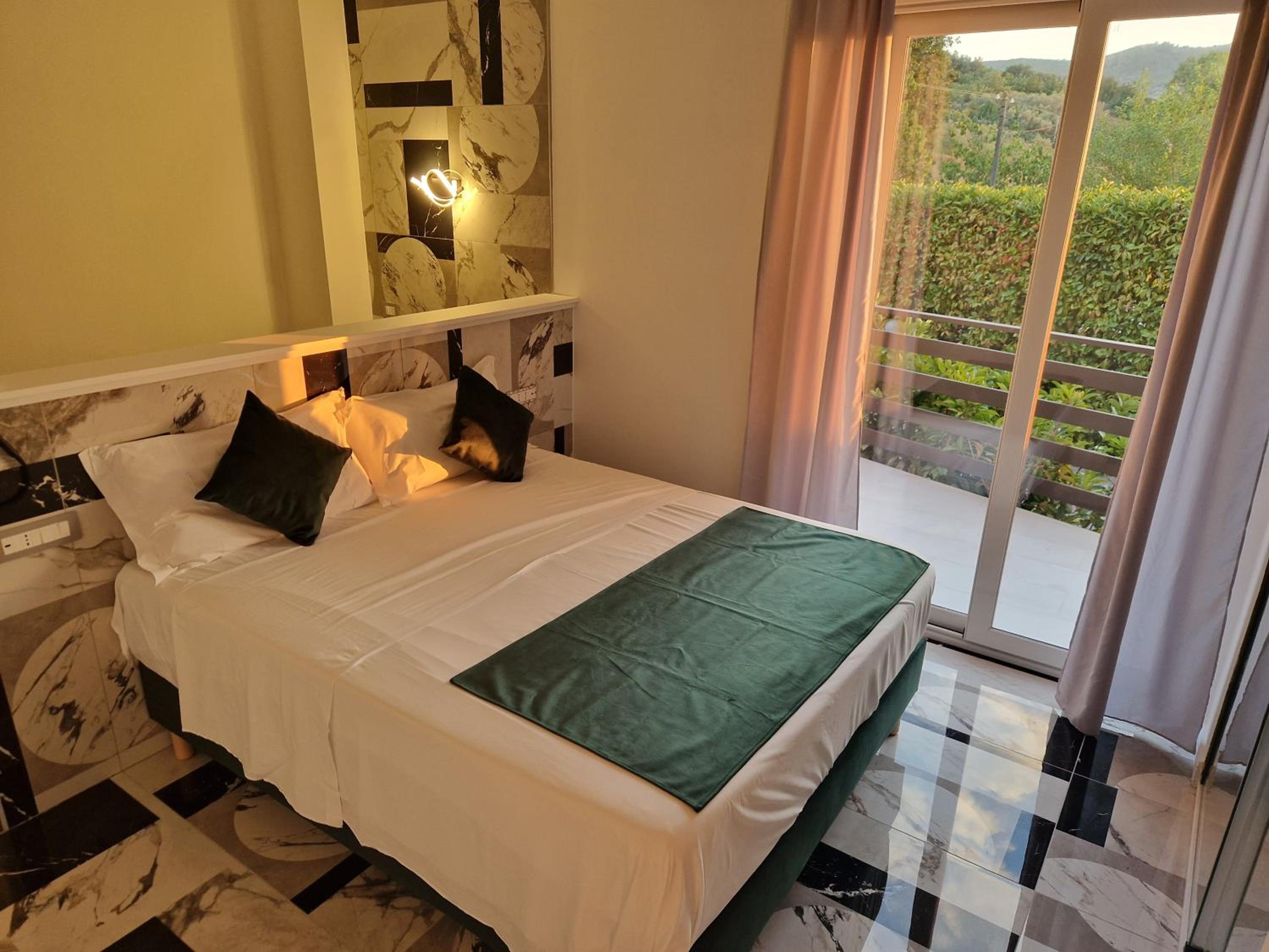 King Room with Spa Bath - Photo 5