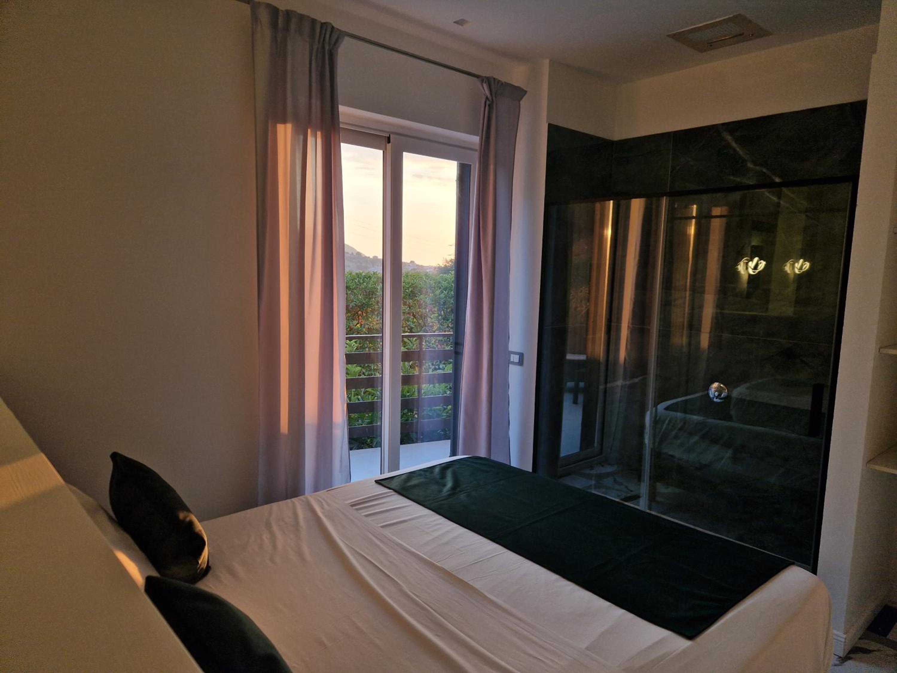 King Room with Spa Bath - Photo 4